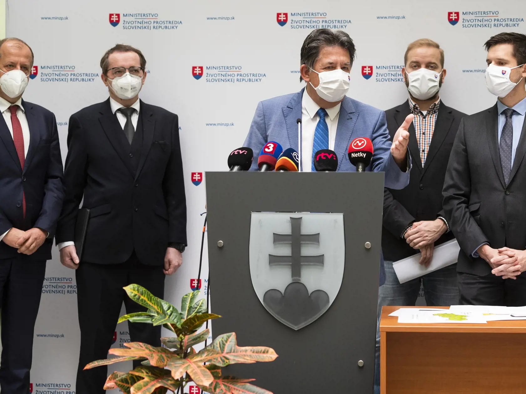 Na snímke je zľava prezident Únie miest Slovenska Richard Rybníček, štátny tajomník Ministerstva životného prostredia SR (MŽP SR) Juraj Smatana, minister životného prostredia SR Ján Budaj (OĽaNOj, generálny riaditeľ Slovenskej inšpekcie životného prostredia Ján Jenčo a štátny tajomník MŽP SR Michal Kiča počas tlačovej konferencie MŽP, Slovenskej inšpekcie životného prostredia (SIŽP) a Únie miest Slovenska (ÚMS) v Bratislave.