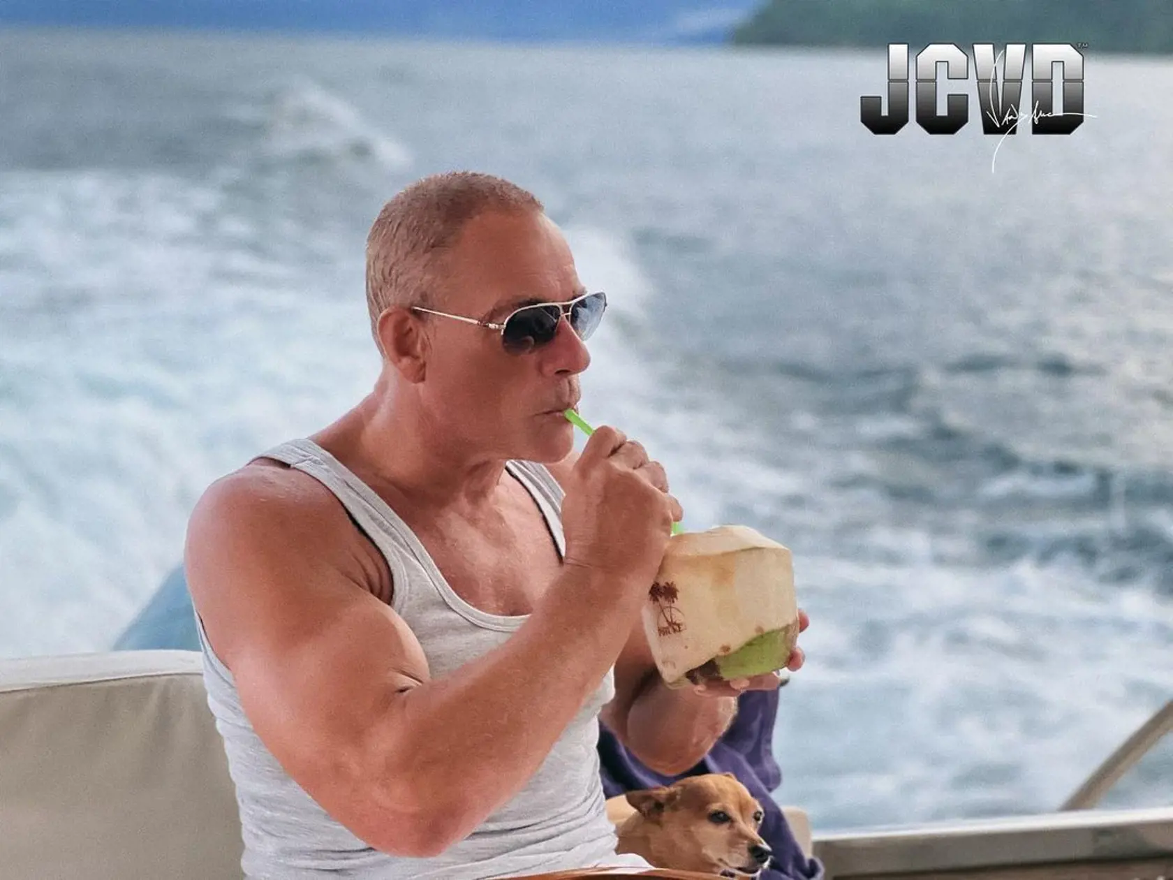 Oslava narodenín na lodi s drinkom v kokosovom orechu.