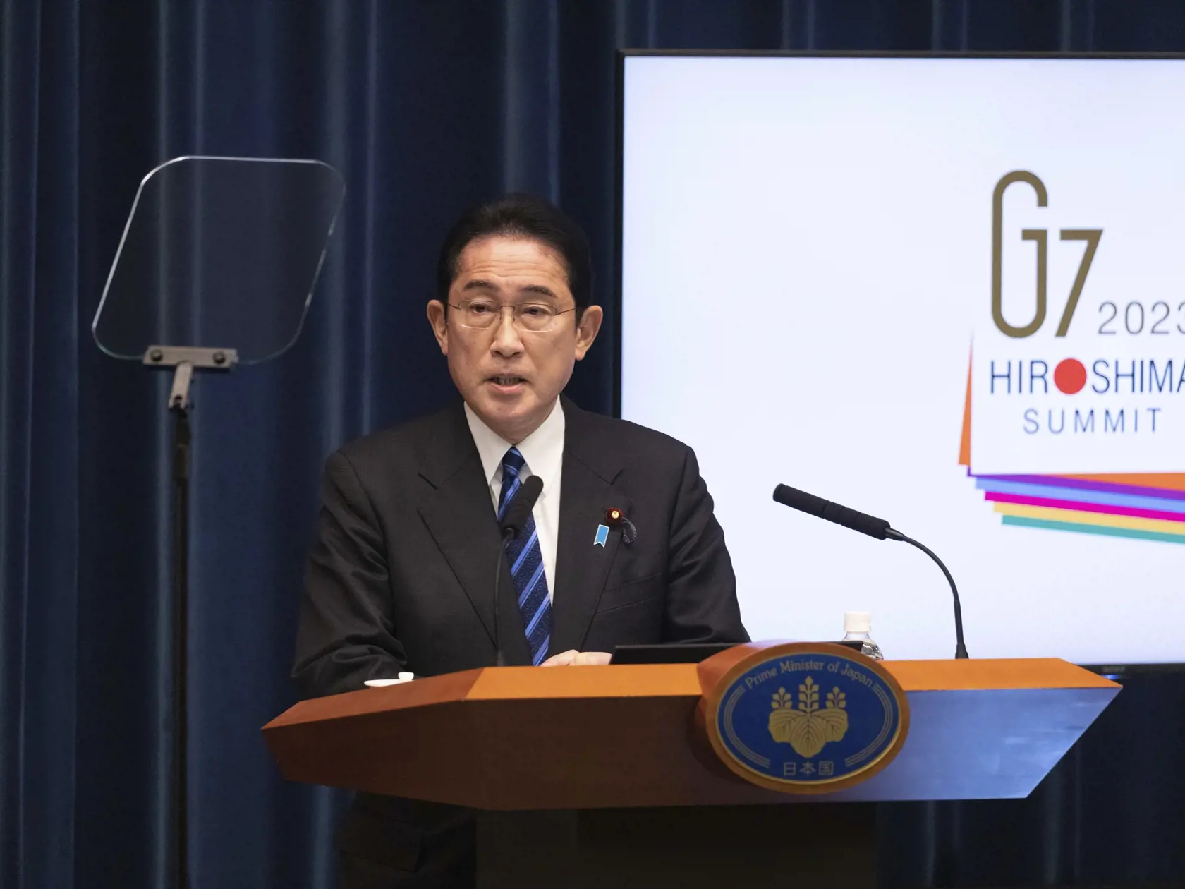 Japonský premiér Fumio Kišida počas tlačovej konferencie v Tokiu v piatok 24. februára 2023. Kišida v piatok uviedol, že plánuje predložiť šéfom štátov a vlád skupiny G7 súbor "nových nápadov" na sankcie proti Rusku počas virtuálneho summitu G-7, ktorý sa bude konať pri príležitosti prvého výročia ruskej invázie na Ukrajinu.