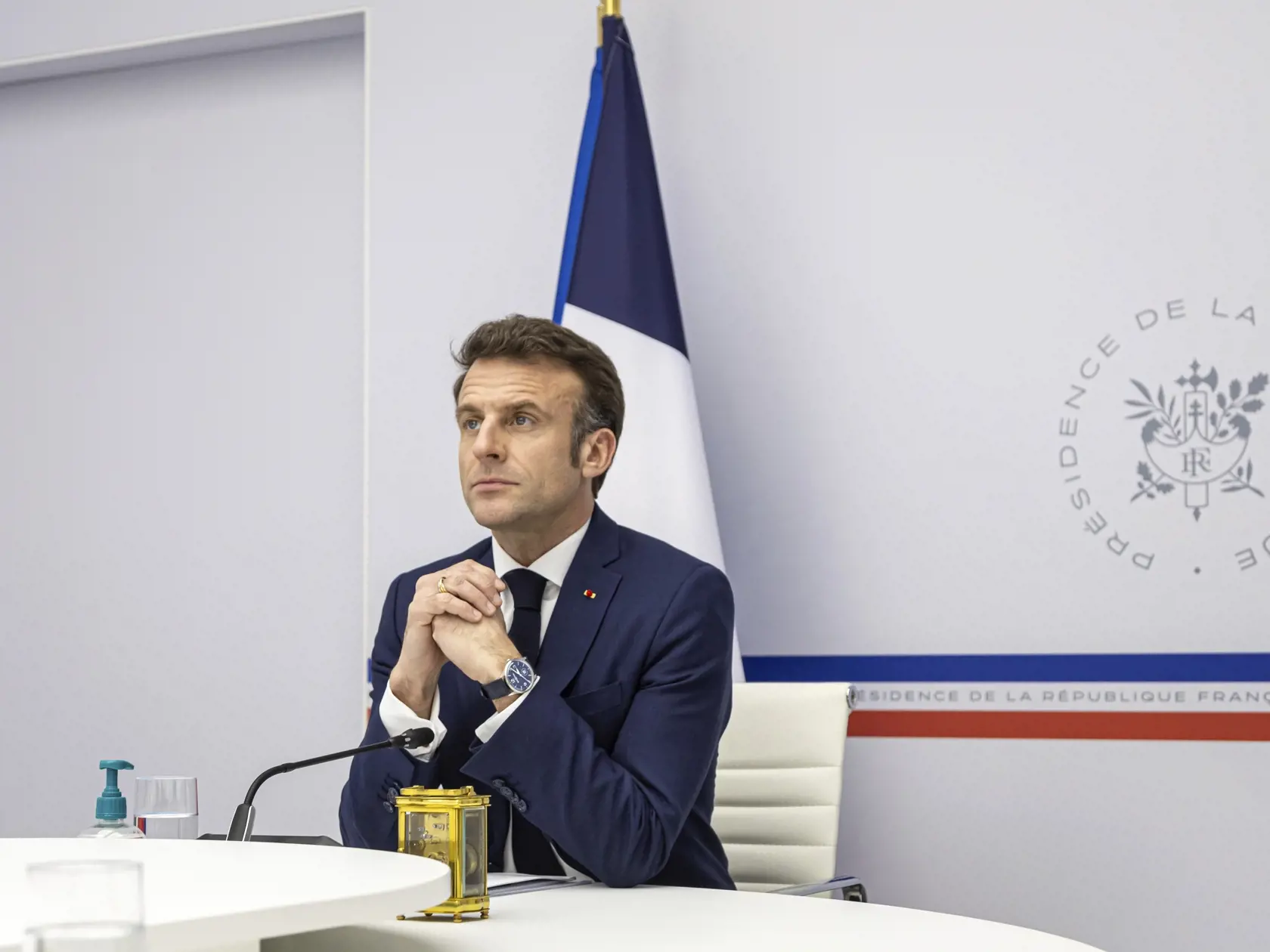 Francúzsky prezident Emmanuel Macron počas online stretnutia s lídrami G7 a ukrajinským prezidentom Volodymyrom Zelenským v deň prvého výročia ruskej invázie na Ukrajinu, 24. februára 2023 v Elyzejskom paláci v Paríži.
