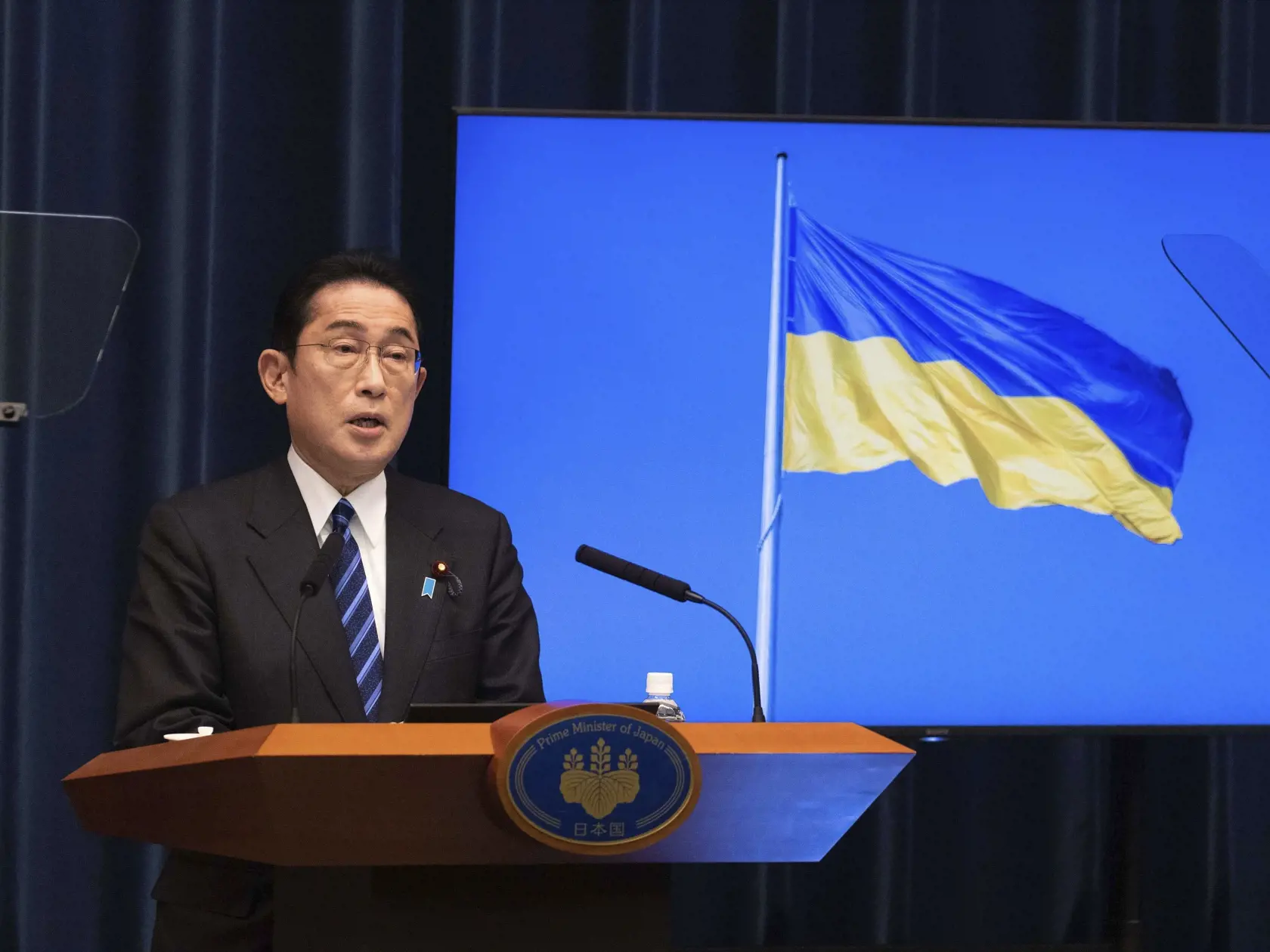 Japonský premiér Fumio Kišida počas tlačovej konferencie v Tokiu v piatok 24. februára 2023. Kišida v piatok uviedol, že plánuje predložiť šéfom štátov a vlád skupiny G7 súbor "nových nápadov" na sankcie proti Rusku počas virtuálneho summitu G-7, ktorý sa bude konať pri príležitosti prvého výročia ruskej invázie na Ukrajinu.