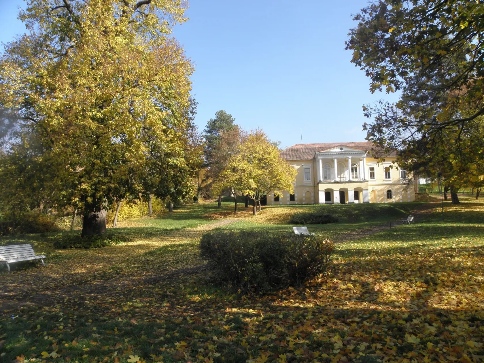 V dedine Hontianske Moravce sa nachádza krásny kaštieľ rodu Zmeškalovcov.