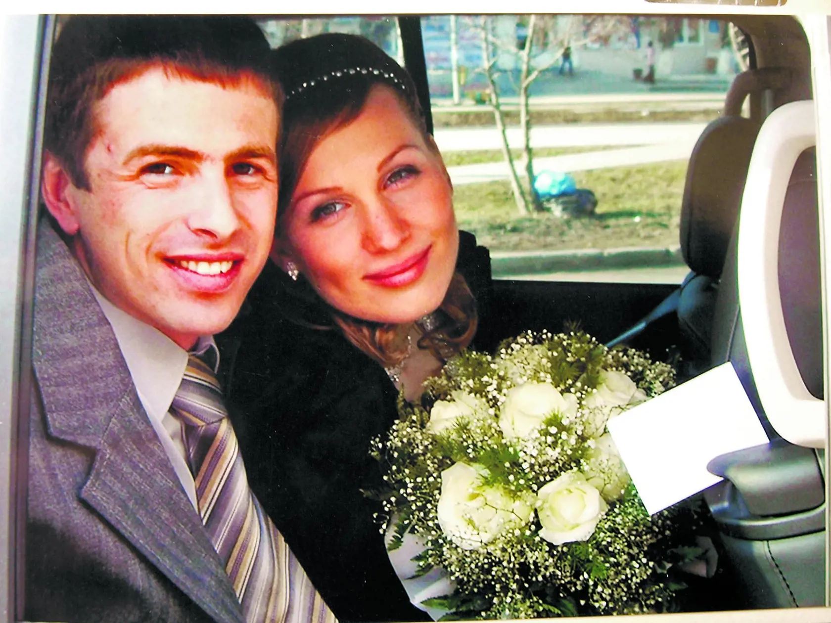 Nasťa s manželom Danielom počas svadby.