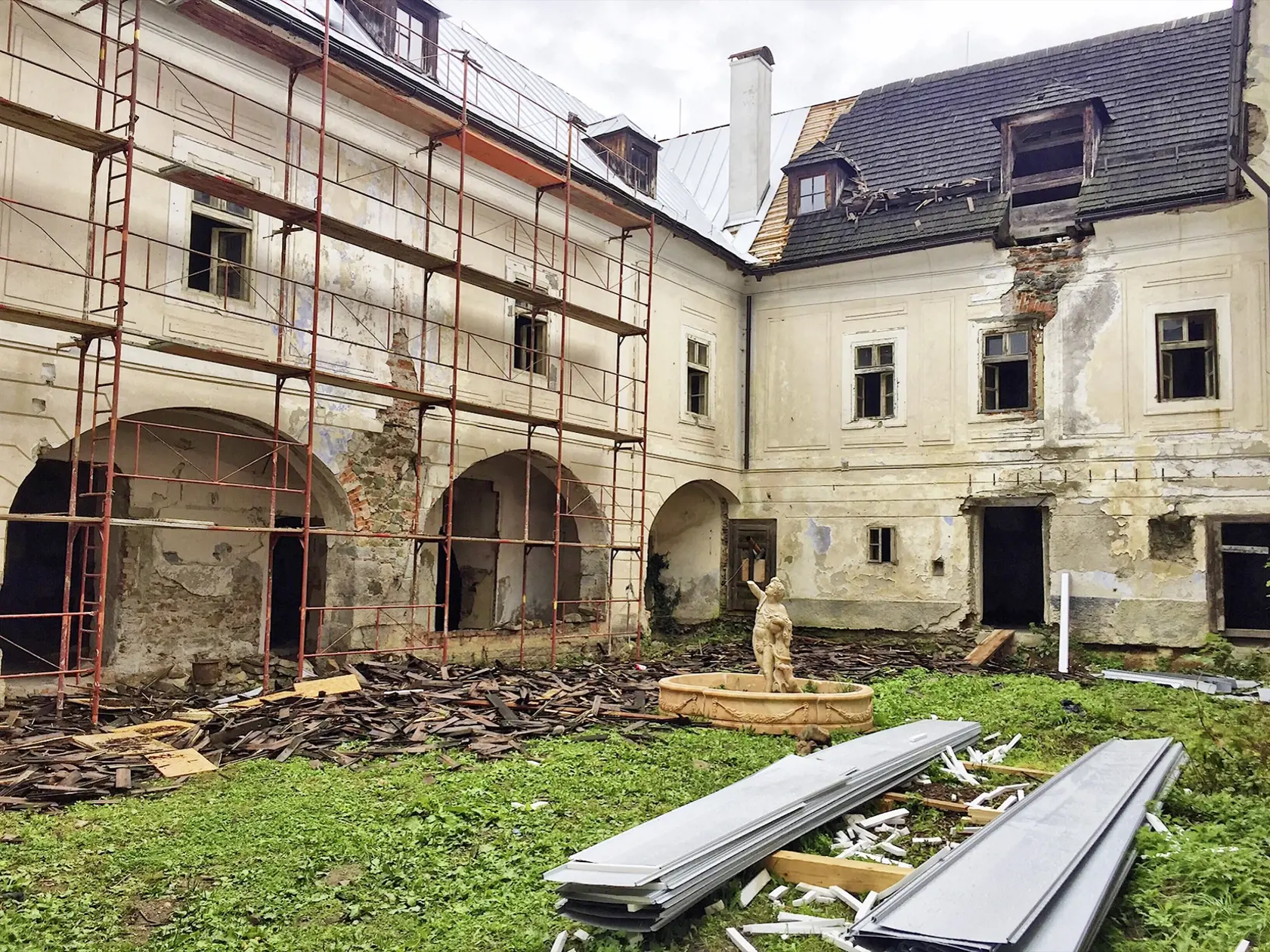 Zrekonštruovaný barokový palác v Banskej Štiavnici v ktorom má apartmán bývalý minister obrany Jaroslav Naď.