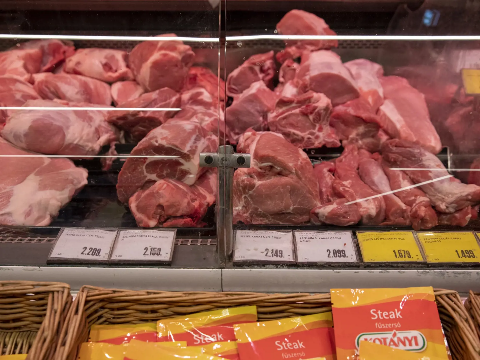 V peňaženkách vidieť, že sme si priplatili aj za mäso. Bravčové či kuracie nás stojí už o 25 % viac ako kedysi.