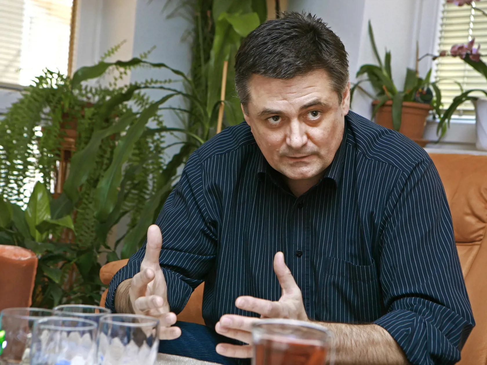 Jeho nový obhajca Ondrej Urban, ktorého si Ľubomír A. v stanovenej lehote našiel, ešte v úvode pokračovania hlavného pojednávania namietal, že hoci 4. apríla prebral právne zastúpenie, a teda plnú moc, o čom súd vedel, viac ako mesiac sa nič nekonalo.