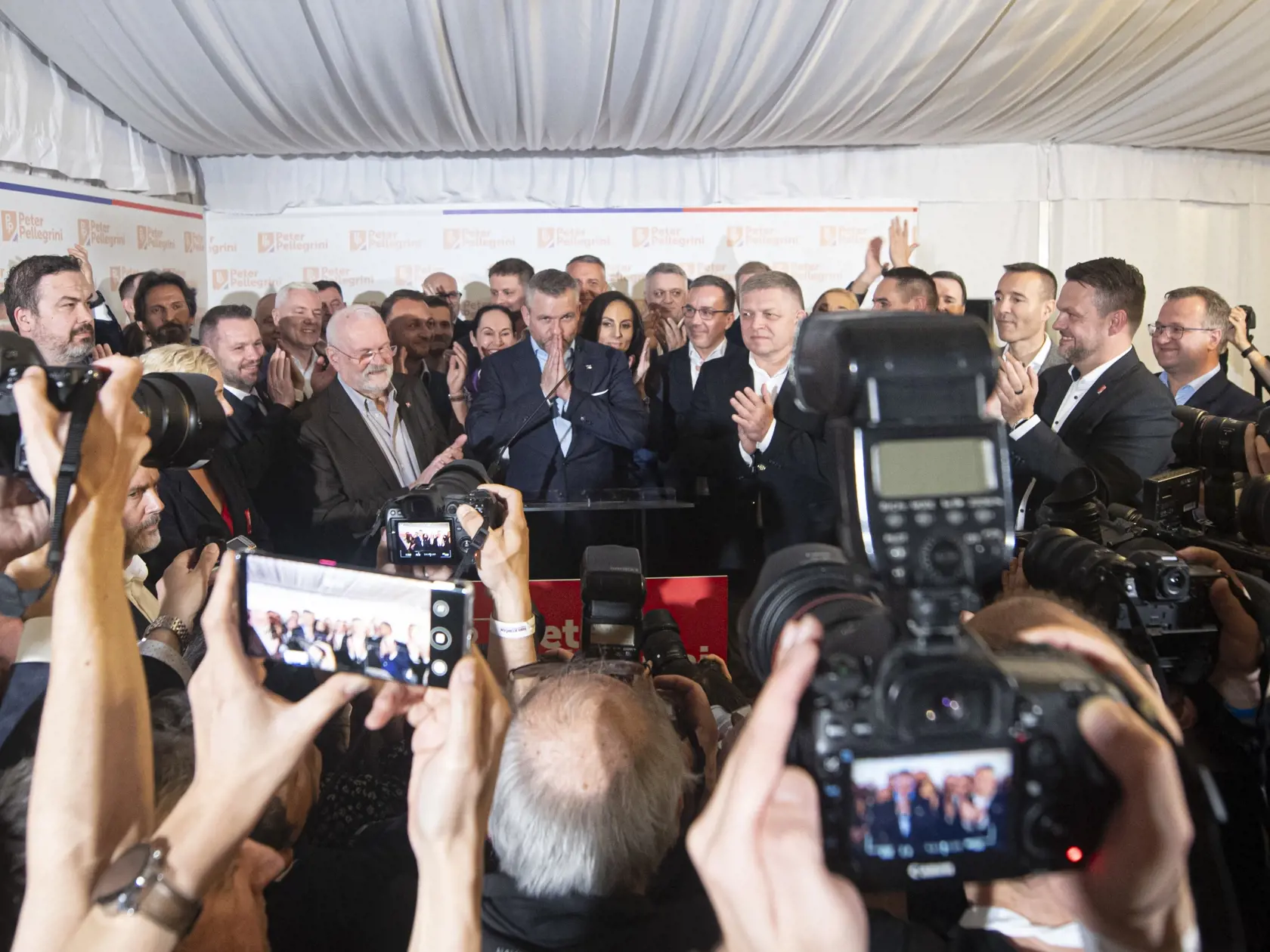  Na Slovensku sa v sobotu konalo v poradí šieste druhé kolo priamej voľby prezidenta Slovenskej republiky. Postúpili do neho Ivan Korčok a Peter Pellegrini. Na snímke predseda Národnej rady (NR) SR a kandidát na prezidenta SR Peter Pellegrini (uprostred) reaguje na predbežné neoficiálne výsledky vo volebnej centrále, uprostred vpravo premiér SR Robert Fico a uprostred vľavo bývalý prezident SR Ivan Gašparovič v nedeľu 7. apríla 2024 v Bratislave. Neoficiálnym víťazom druhého kola prezidentských 