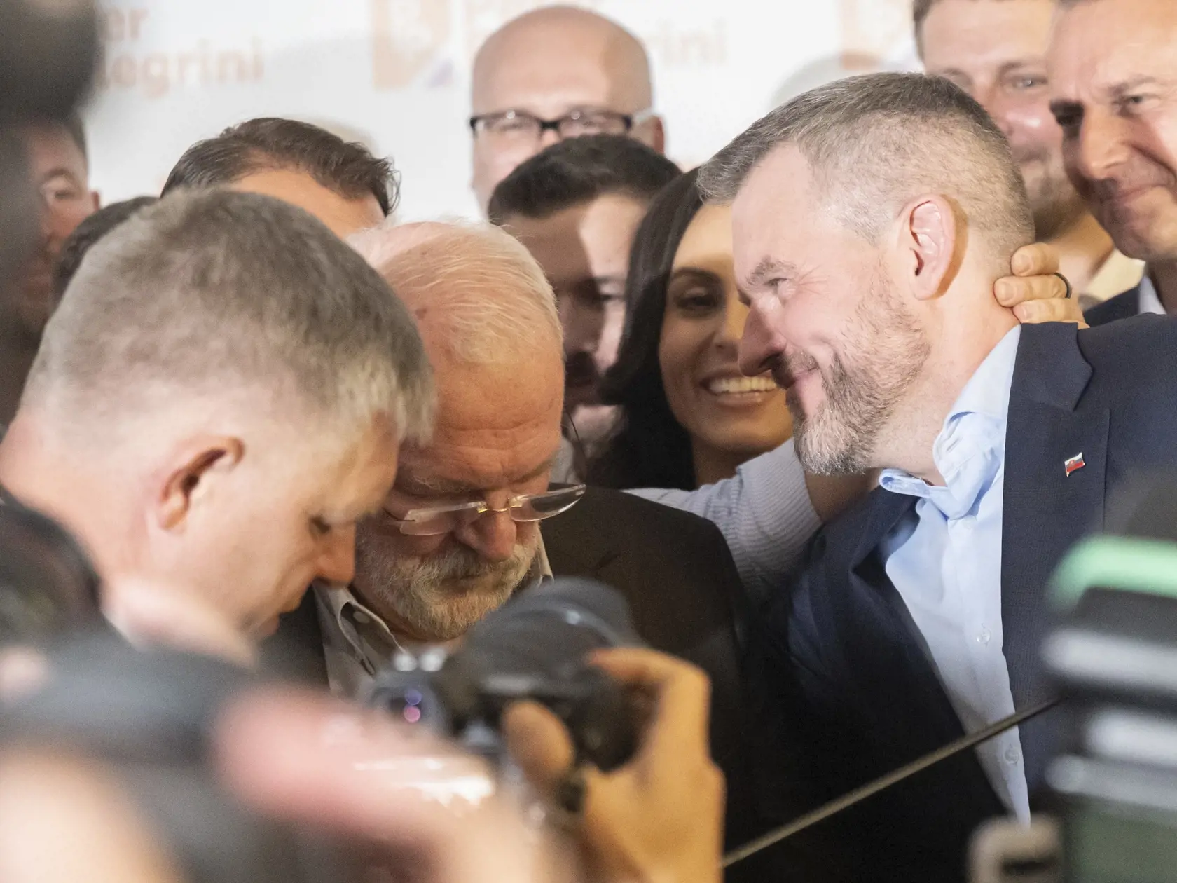  Na Slovensku sa v sobotu konalo v poradí šieste druhé kolo priamej voľby prezidenta Slovenskej republiky. Postúpili do neho Ivan Korčok a Peter Pellegrini. Na snímke predseda Národnej rady (NR) SR a kandidát na prezidenta SR Peter Pellegrini (vpravo) sa raduje z predbežných neoficiálnych výsledkov vo volebnej centrále, vľavo premiér SR Robert Fico a uprostred bývalý prezident SR Ivan Gašparovič v nedeľu 7. apríla 2024 v Bratislave. Neoficiálnym víťazom druhého kola prezidentských volieb je Pete