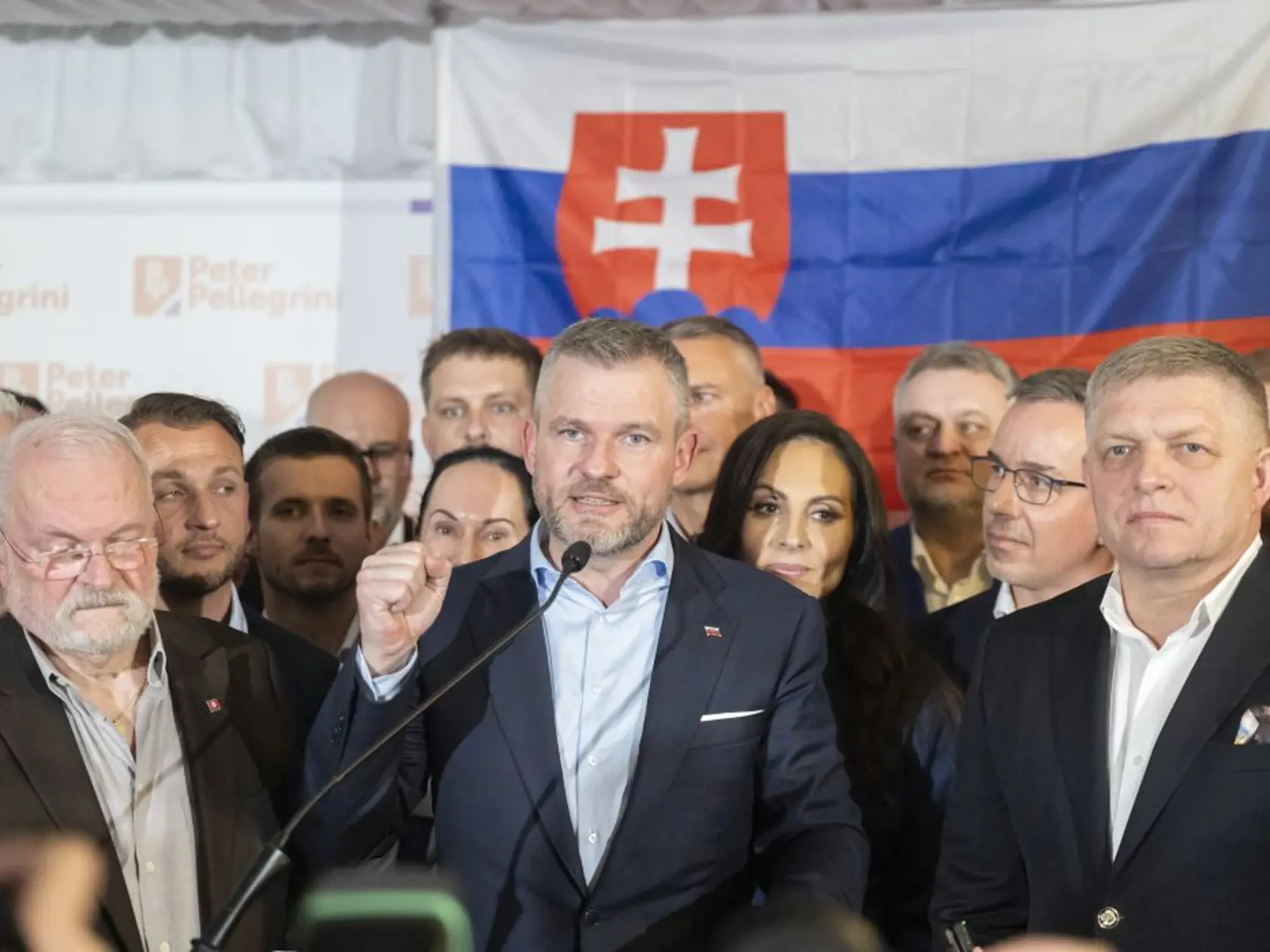  Na Slovensku sa v sobotu konalo v poradí šieste druhé kolo priamej voľby prezidenta Slovenskej republiky. Postúpili do neho Ivan Korčok a Peter Pellegrini. Na snímke predseda Národnej rady (NR) SR a kandidát na prezidenta SR Peter Pellegrini (uprostred) reaguje na predbežné neoficiálne výsledky vo volebnej centrále, vpravo premiér SR Robert Fico a vľavo bývalý prezident SR Ivan Gašparovič v nedeľu 7. apríla 2024 v Bratislave. Neoficiálnym víťazom druhého kola prezidentských volieb je Peter Pell