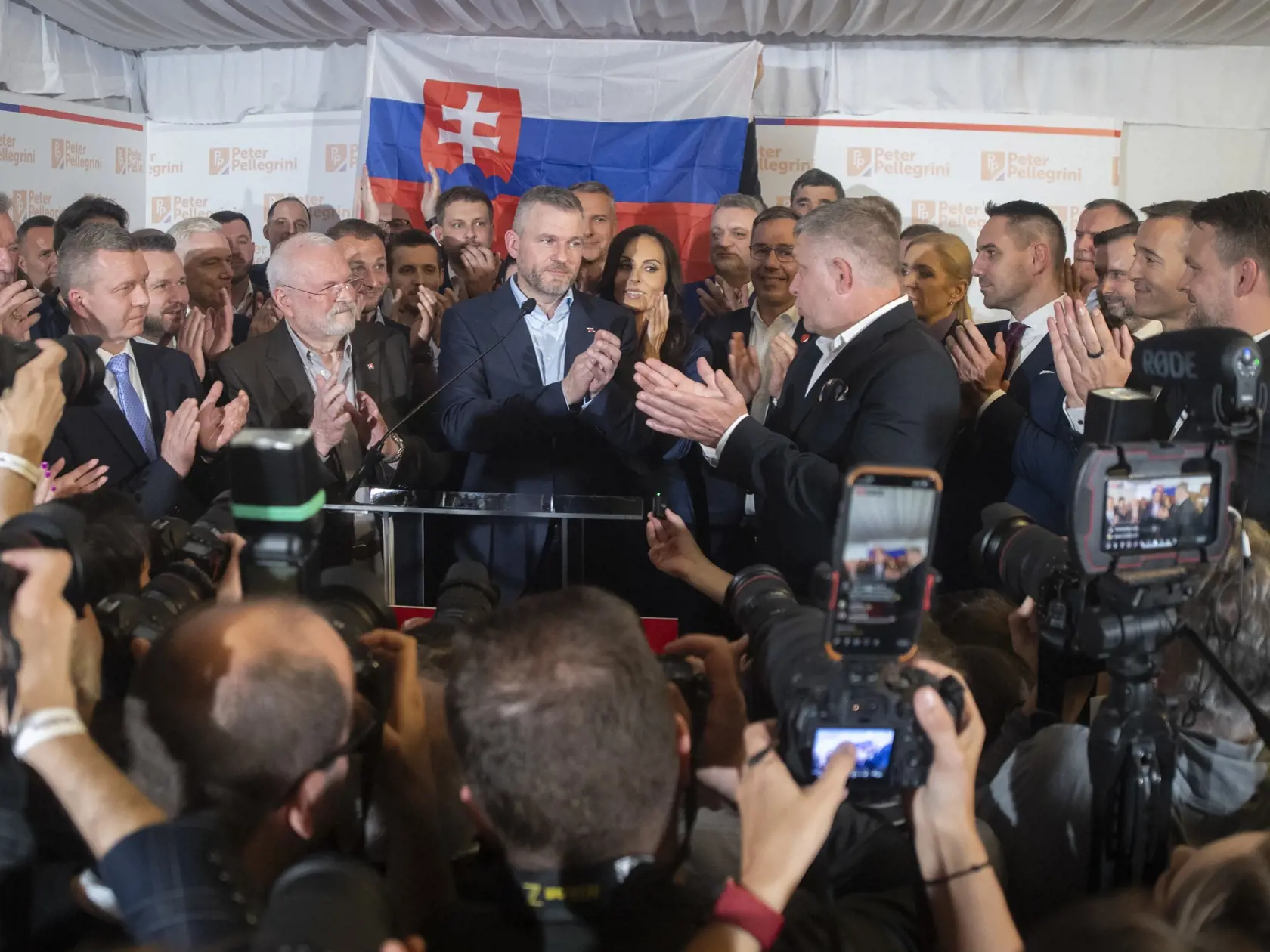  Na Slovensku sa v sobotu konalo v poradí šieste druhé kolo priamej voľby prezidenta Slovenskej republiky. Postúpili do neho Ivan Korčok a Peter Pellegrini. Na snímke predseda Národnej rady (NR) SR a kandidát na prezidenta SR Peter Pellegrini (uprostred) reaguje na predbežné neoficiálne výsledky vo volebnej centrále, uprostred vpravo premiér SR Robert Fico a uprostred vľavo bývalý prezident SR Ivan Gašparovič v nedeľu 7. apríla 2024 v Bratislave. Neoficiálnym víťazom druhého kola prezidentských 