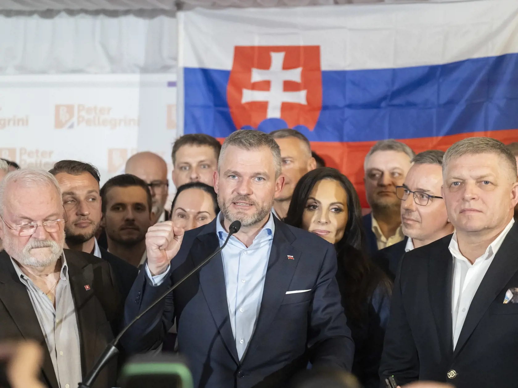  Na Slovensku sa v sobotu konalo v poradí šieste druhé kolo priamej voľby prezidenta Slovenskej republiky. Postúpili do neho Ivan Korčok a Peter Pellegrini. Na snímke predseda Národnej rady (NR) SR a kandidát na prezidenta SR Peter Pellegrini (uprostred) reaguje na predbežné neoficiálne výsledky vo volebnej centrále, vpravo premiér SR Robert Fico a vľavo bývalý prezident SR Ivan Gašparovič v nedeľu 7. apríla 2024 v Bratislave. Neoficiálnym víťazom druhého kola prezidentských volieb je Peter Pell