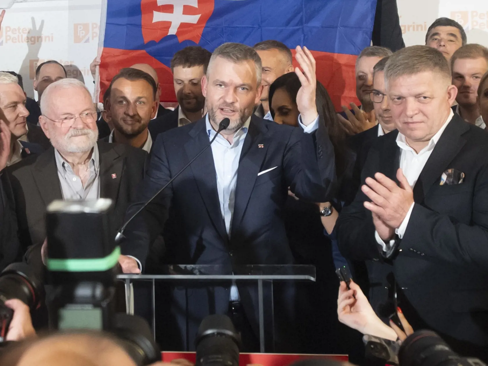  Na Slovensku sa v sobotu konalo v poradí šieste druhé kolo priamej voľby prezidenta Slovenskej republiky. Postúpili do neho Ivan Korčok a Peter Pellegrini. Na snímke predseda Národnej rady (NR) SR a kandidát na prezidenta SR Peter Pellegrini (uprostred) reaguje na predbežné neoficiálne výsledky vo volebnej centrále, vpravo premiér SR Robert Fico, druhý vľavo bývalý prezident SR Ivan Gašparovič  a vľavo predseda strany Maďarská Aliancia Krisztián Forró v nedeľu 7. apríla 2024 v Bratislave. Neofi