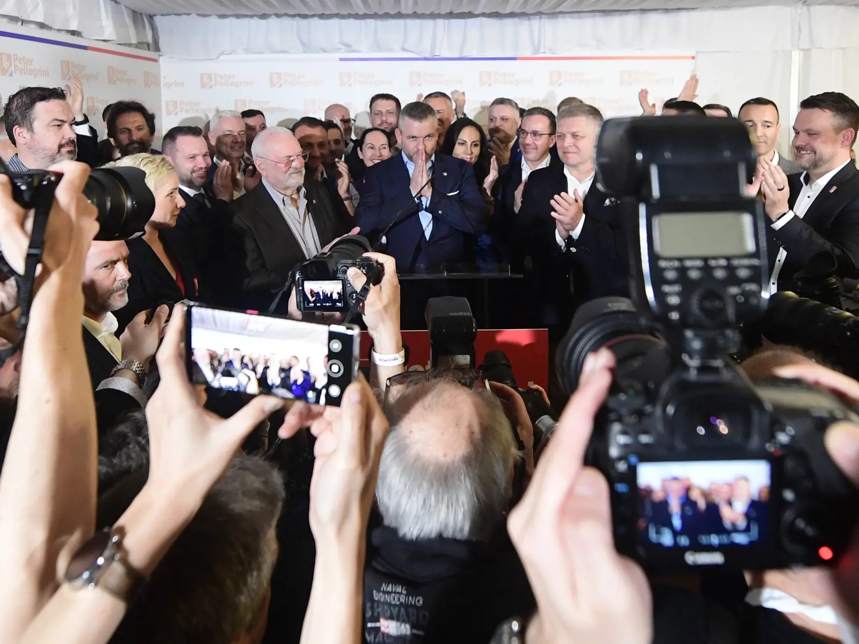  Na Slovensku sa v sobotu konalo v poradí šieste druhé kolo priamej voľby prezidenta Slovenskej republiky. Postúpili do neho Ivan Korčok a Peter Pellegrini. Na snímke predseda Národnej rady (NR) SR a kandidát na prezidenta SR Peter Pellegrini (uprostred) reaguje na predbežné neoficiálne výsledky vo volebnej centrále, uprostred vpravo premiér SR Robert Fico a uprostred vľavo bývalý prezident SR Ivan Gašparovič v nedeľu 7. apríla 2024 v Bratislave. Neoficiálnym víťazom druhého kola prezidentských 