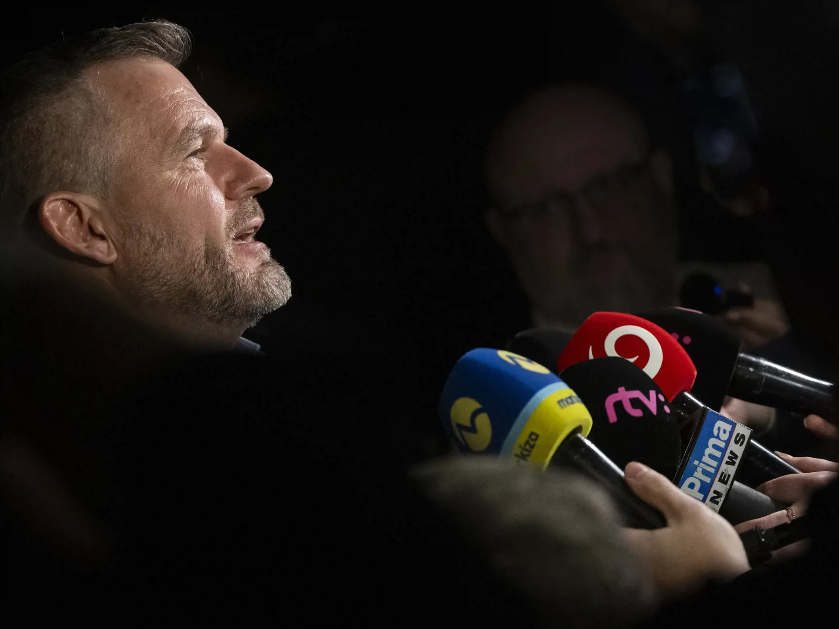  Na Slovensku sa v sobotu začalo v poradí šieste druhé kolo priamej voľby prezidenta Slovenskej republiky. Postúpili do neho Ivan Korčok a Peter Pellegrini. Na snímke predseda Národnej rady (NR) SR a kandidát na prezidenta SR Peter Pellegrini odpovedá na otázky novinárov počas príchodu do svojej volebnej centrály v Bratislave v rámci 2. kola prezidentských volieb v sobotu 6. apríla 2024. FOTO TASR - Martin Baumann