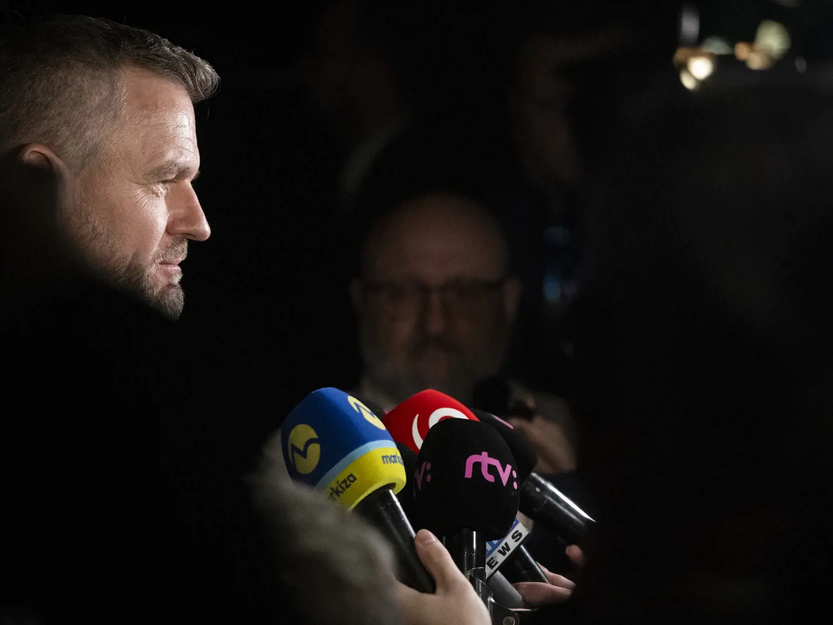  Na Slovensku sa v sobotu začalo v poradí šieste druhé kolo priamej voľby prezidenta Slovenskej republiky. Postúpili do neho Ivan Korčok a Peter Pellegrini. Na snímke predseda Národnej rady (NR) SR a kandidát na prezidenta SR Peter Pellegrini odpovedá na otázky novinárov počas príchodu do svojej volebnej centrály v Bratislave v rámci 2. kola prezidentských volieb v sobotu 6. apríla 2024. FOTO TASR - Martin Baumann