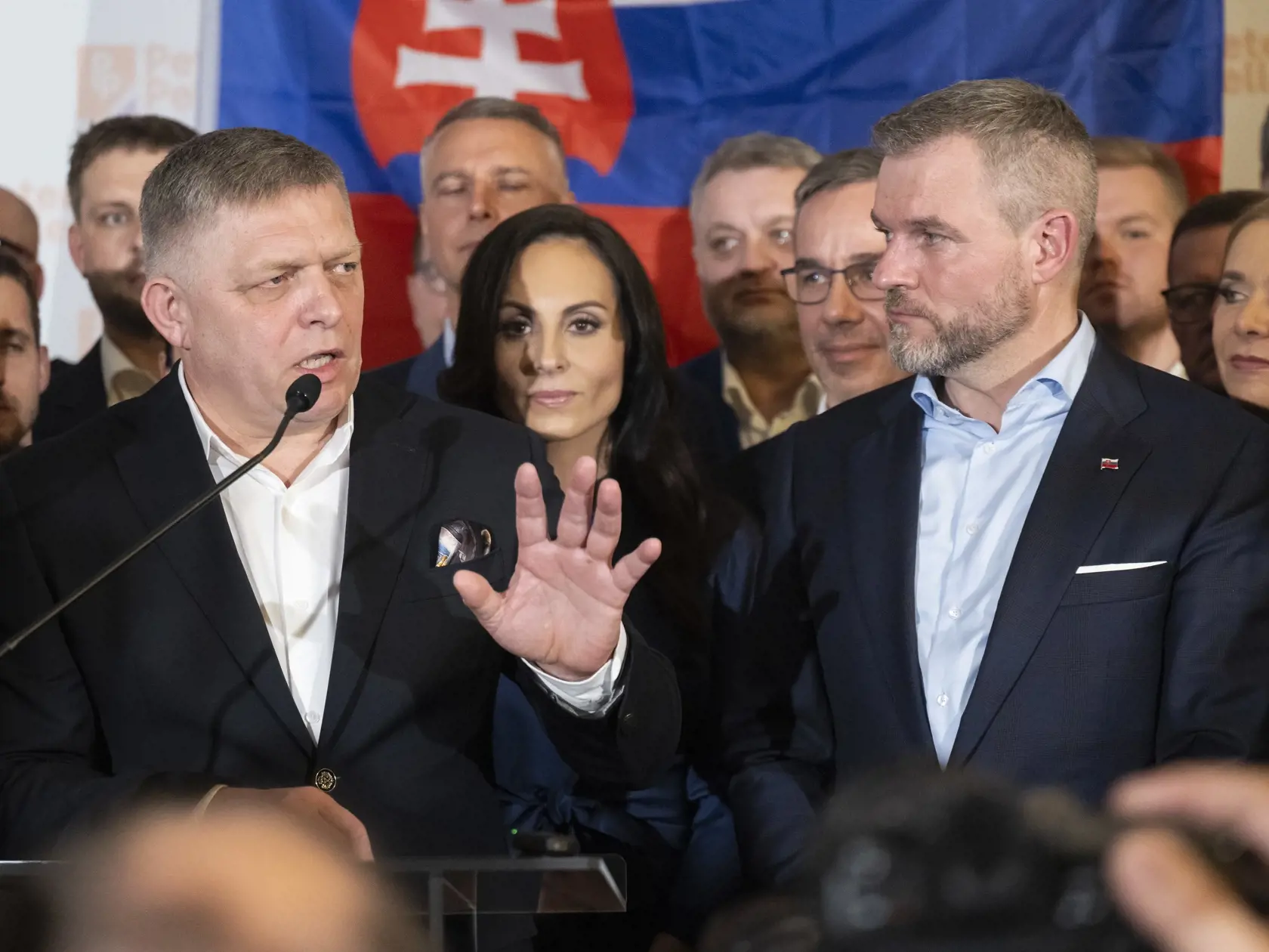  Na Slovensku sa v sobotu konalo v poradí šieste druhé kolo priamej voľby prezidenta Slovenskej republiky. Postúpili do neho Ivan Korčok a Peter Pellegrini. Na snímke predseda Národnej rady (NR) SR a kandidát na prezidenta SR Peter Pellegrini (vpravo) reaguje na predbežné neoficiálne výsledky vo volebnej centrále, vľavo premiér SR Robert Fico v nedeľu 7. apríla 2024 v Bratislave. Neoficiálnym víťazom druhého kola prezidentských volieb je Peter Pellegrini s podporou 55,02 percenta. Ivan Korčok zí