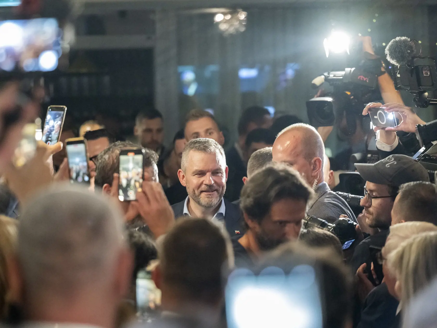  Na Slovensku sa v sobotu konalo v poradí šieste druhé kolo priamej voľby prezidenta Slovenskej republiky. Postúpili do neho Ivan Korčok a Peter Pellegrini. Na snímke predseda Národnej rady (NR) SR a kandidát na prezidenta SR Peter Pellegrini (uprostred) sa raduje z predbežných neoficiálnych výsledkov vo volebnej centrále v nedeľu 7. apríla 2024 v Bratislave. Neoficiálnym víťazom druhého kola prezidentských volieb je Peter Pellegrini s podporou 55,02 percenta. Ivan Korčok získal 44,97 percenta. 