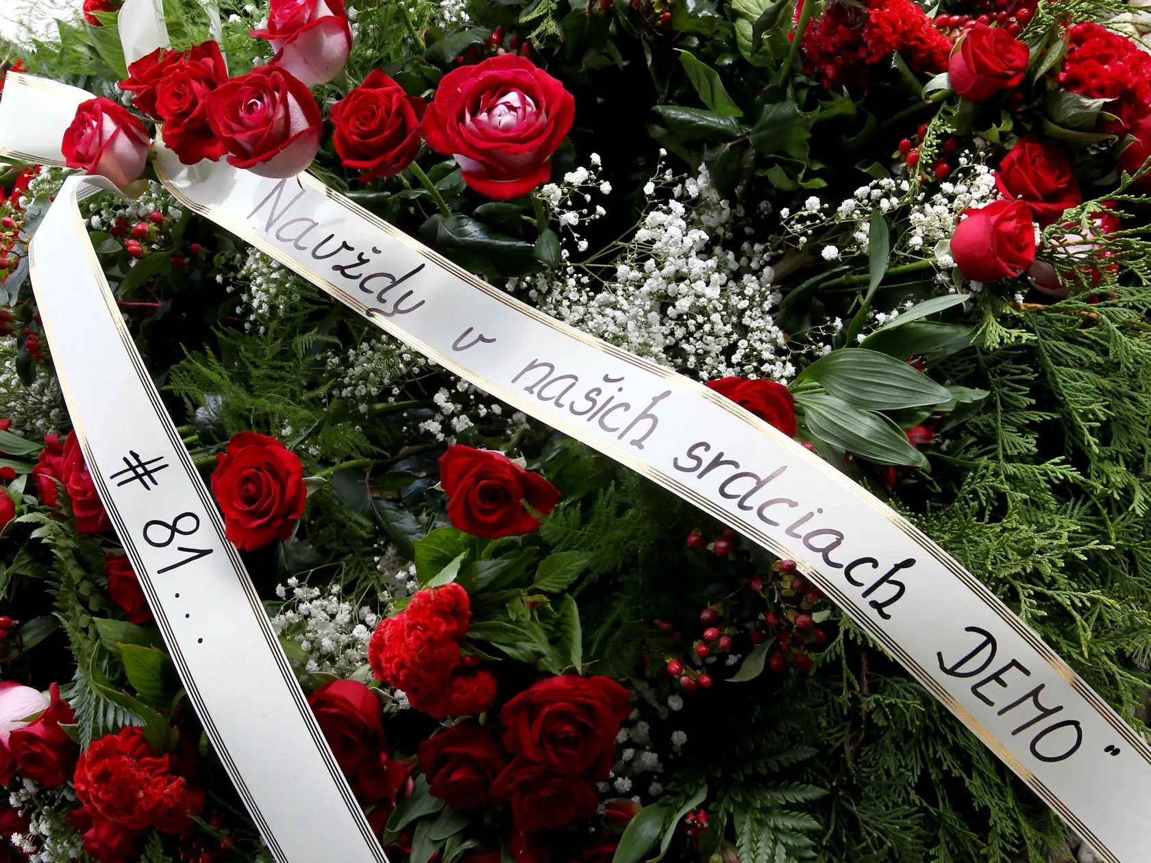 Spomienka na Pavla Demitru. Rok po tragickej smrti hokejistu prisla jeho manzelka Majka v sprievode Mariana Gaborika na cintorin v Trencine, kde si spolocne uctili jeho pamiatku.