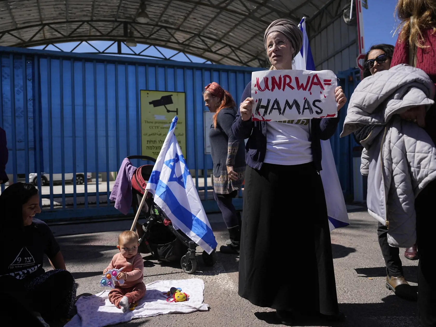 Izraelčania blokujú vstup do Pásma Gazy pre Agentúru OSN pre palestínskych utečencov (UNRWA), ktorá poskytuje humanitárnu pomoc v pásme Gazy počas protestu v Jeruzaleme v stredu 20. marca 2024. Spojené štáty v utorok vyhlásili, že Izrael by mal pustiť šéfa Agentúry OSN pre palestínskych utečencov (UNRWA) Philippeho Lazzariniho do Pásma Gazy, ktorého tam v pondelok izraelské úrady odmietli vpustiť.