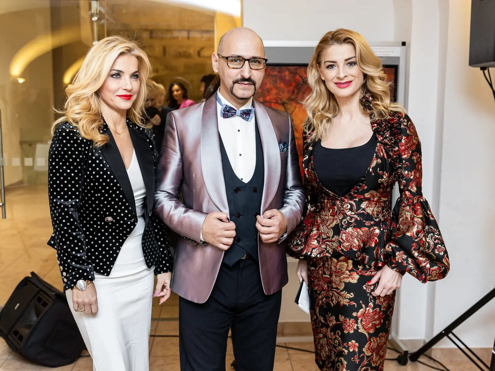 Výstava obrazov na Bratislavskom hrade. Na snímke Richard Rikkon, Martina Mečiarová a Martina Šimkovičová.