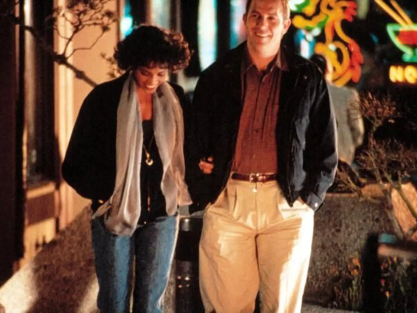 Whitney Houston hviezdila v Osobnom strážcovi po boku Kevina Costnera. 