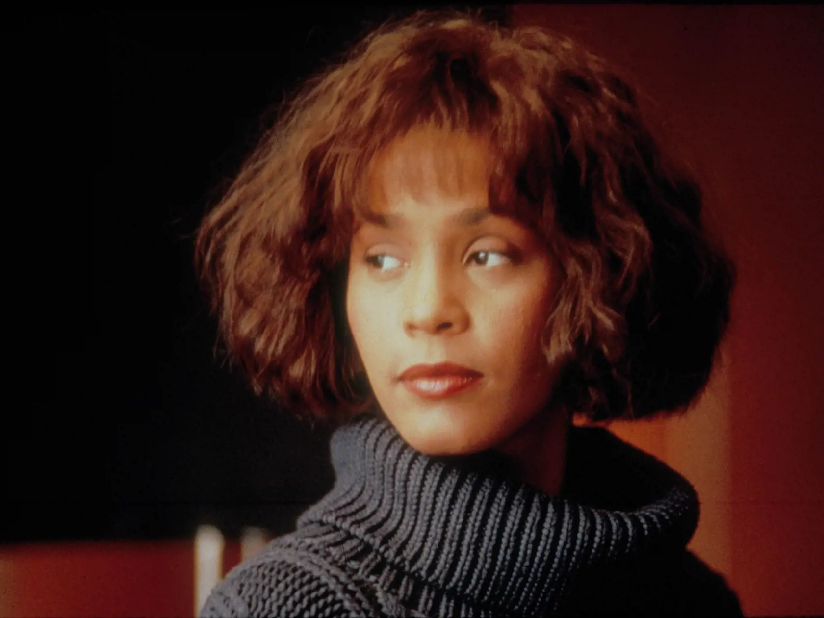 Whitney Houston hviezdila v Osobnom strážcovi po boku Kevina Costnera. 