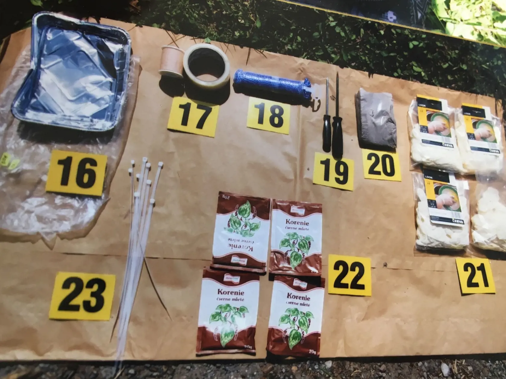 Vybavenie: Toto mal Čurko v batohu, keď sa chystal zabiť Švajčiara Markusa.