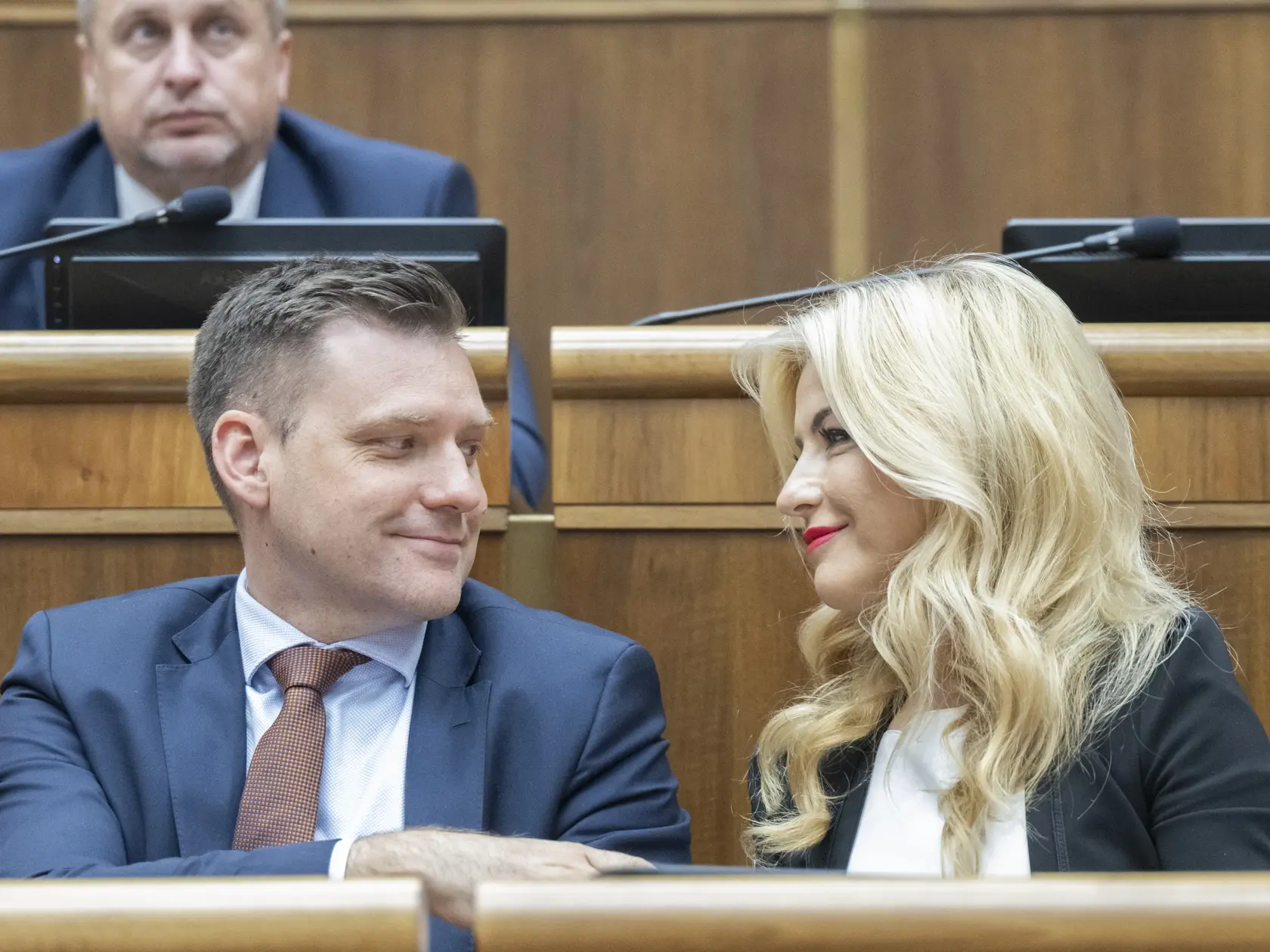 Na snímke vpravo ministerka kultúry SR Martina Šimkovičová (nominantka SNS) a podpredseda vlády SR a minister životného prostredia SR Tomáš Taraba (nominant SNS) jej gratuluje po hlasovaní. Poslanci Národnej rady (NR) SR neodvolali Martinu Šimkovičovú (nominantka SNS) z postu ministerky kultúry. Rozhodli o tom v utorkovom hlasovaní. Za opozičný návrh na jej odvolanie hlasovalo 64 poslancov zo 142 prítomných, proti bolo 78. V Bratislave 14. mája 2024.