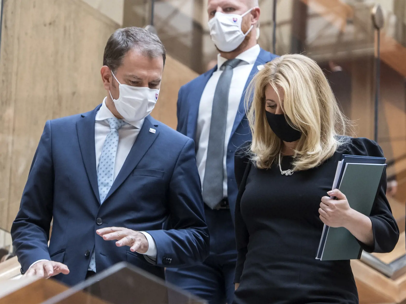 Na snímke vpravo porezidentka SR Zuzana Čaputová a vľavo premiér SR Igor Matovič po skončení 130. zasadnutia Bezpečnostnej rady SR 20. októbra 2020 v Bratislave. FOTO TASR - Martin Baumann