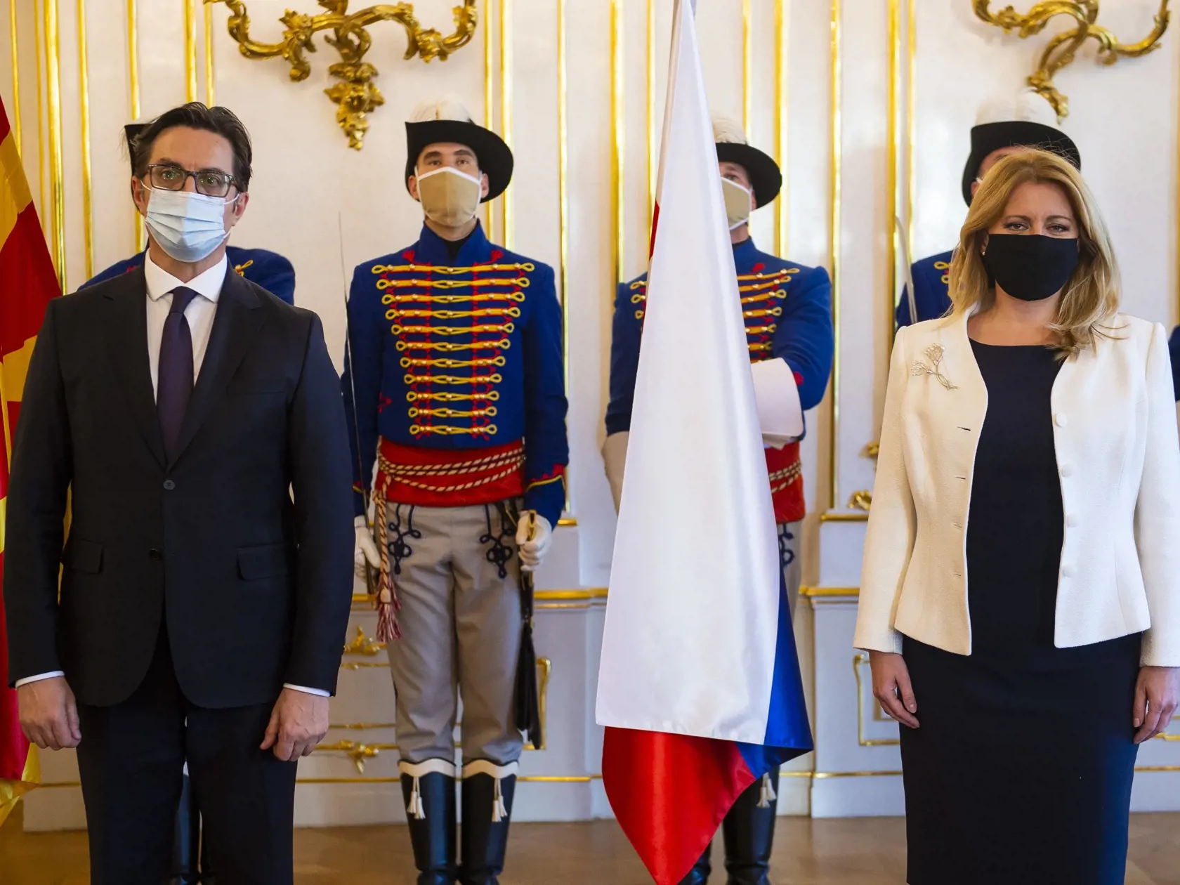 Na snímke prezidentka SR Zuzana Čaputová a prezident Severného Macedónska Stevo Pendarovski počas prijatia v Prezidentskom paláci 8. októbra 2020 v Bratislave. FOTO TASR - Jakub Kotian