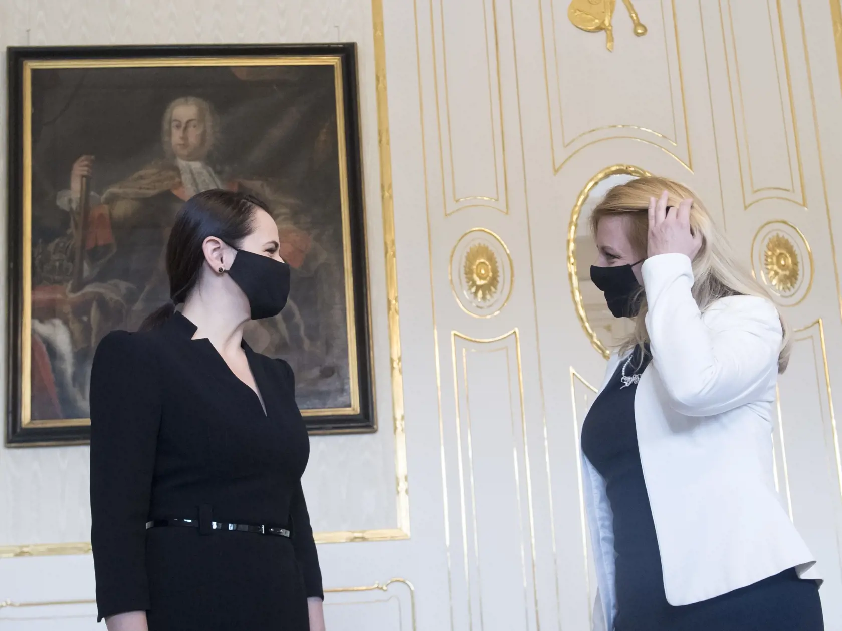 Na snímke vpravo prezidentka SR Zuzana Čaputová a vľavo predstaviteľka bieloruskej opozície a bývalá prezidentská kandidátka Sviatlana Cichanovská počas prijatia 8. októbra 2020 v Bratislave. FOTO TASR - Martin Baumann