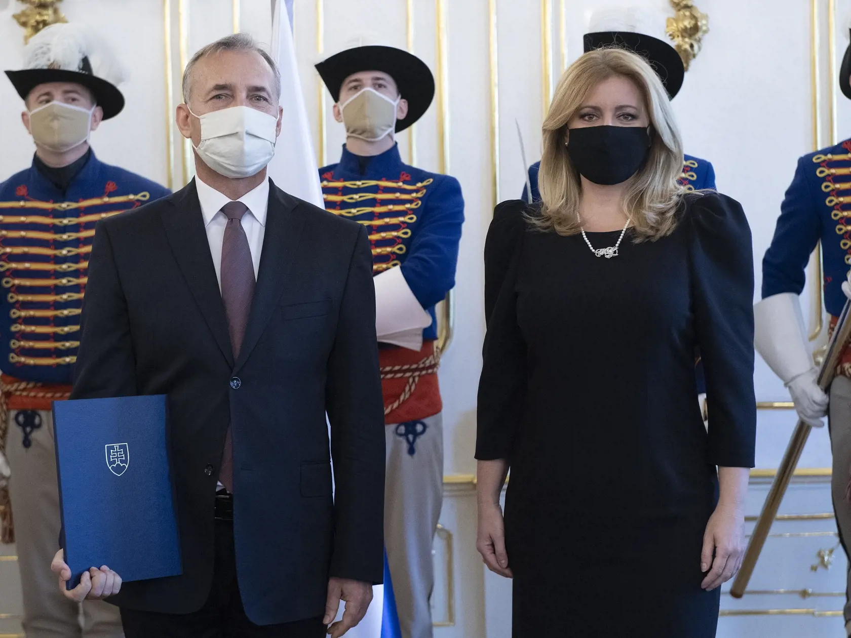 Prezidentka SR Zuzana Čaputová v utorok odovzdala poverovacie listiny trom novým veľvyslancom Slovenskej republiky. Na snímke vľavo mimoriadny a splnomocnený veľvyslanec v Thajskom kráľovstve Jaroslav Auxt a vpravo prezidentka SR Zuzana Čaputová počas odovzdania poverovacích listín novému veľvyslancovi  v Prezidentskom paláci v Bratislave v utorok 20. októbra 2020. FOTO TASR - Pavel Neubauer



 

         