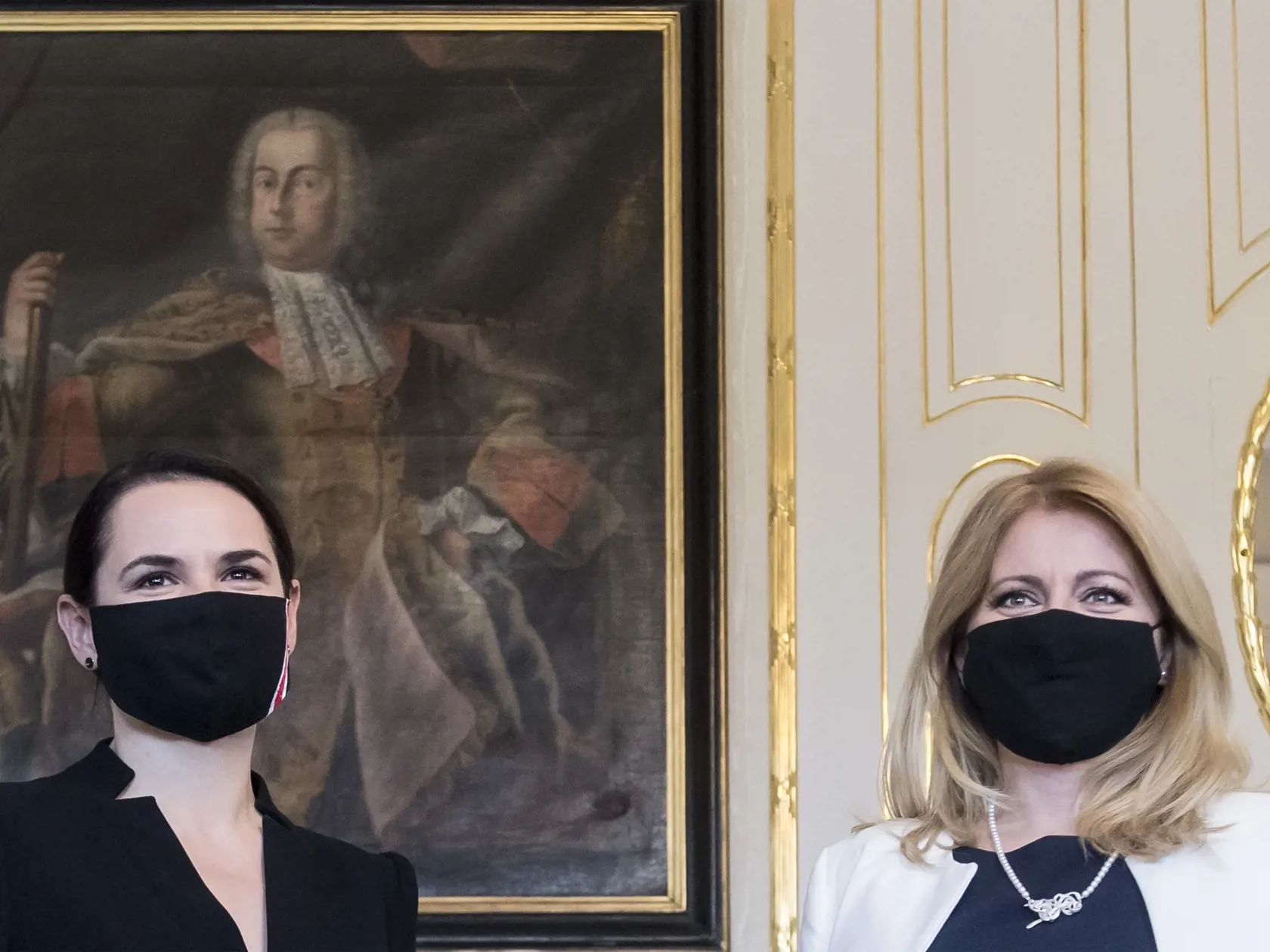 Na snímke vpravo prezidentka SR Zuzana Čaputová a vľavo predstaviteľka bieloruskej opozície a bývalá prezidentská kandidátka Sviatlana Cichanovská počas prijatia 8. októbra 2020 v Bratislave. FOTO TASR - Martin Baumann
