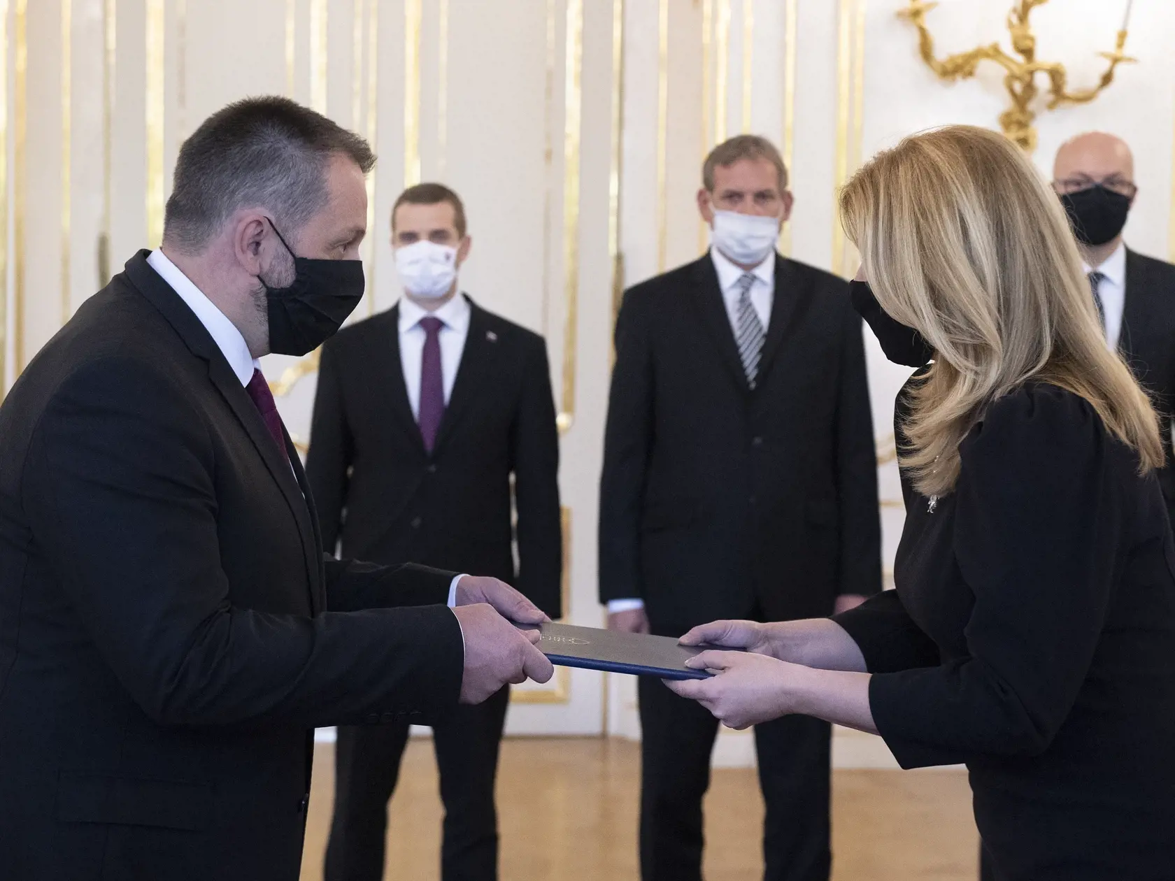 Prezidentka SR Zuzana Čaputová v utorok odovzdala poverovacie listiny trom novým veľvyslancom Slovenskej republiky. Na snímke vľavo mimoriadny a splnomocnený veľvyslanec SR v Nigérii Tomáš Felix a vpravo prezidentka SR Zuzana Čaputová počas odovzdania poverovacích listín novému veľvyslancovi v Prezidentskom paláci v Bratislave v utorok 20. októbra 2020. FOTO TASR - Pavel Neubauer



 

         