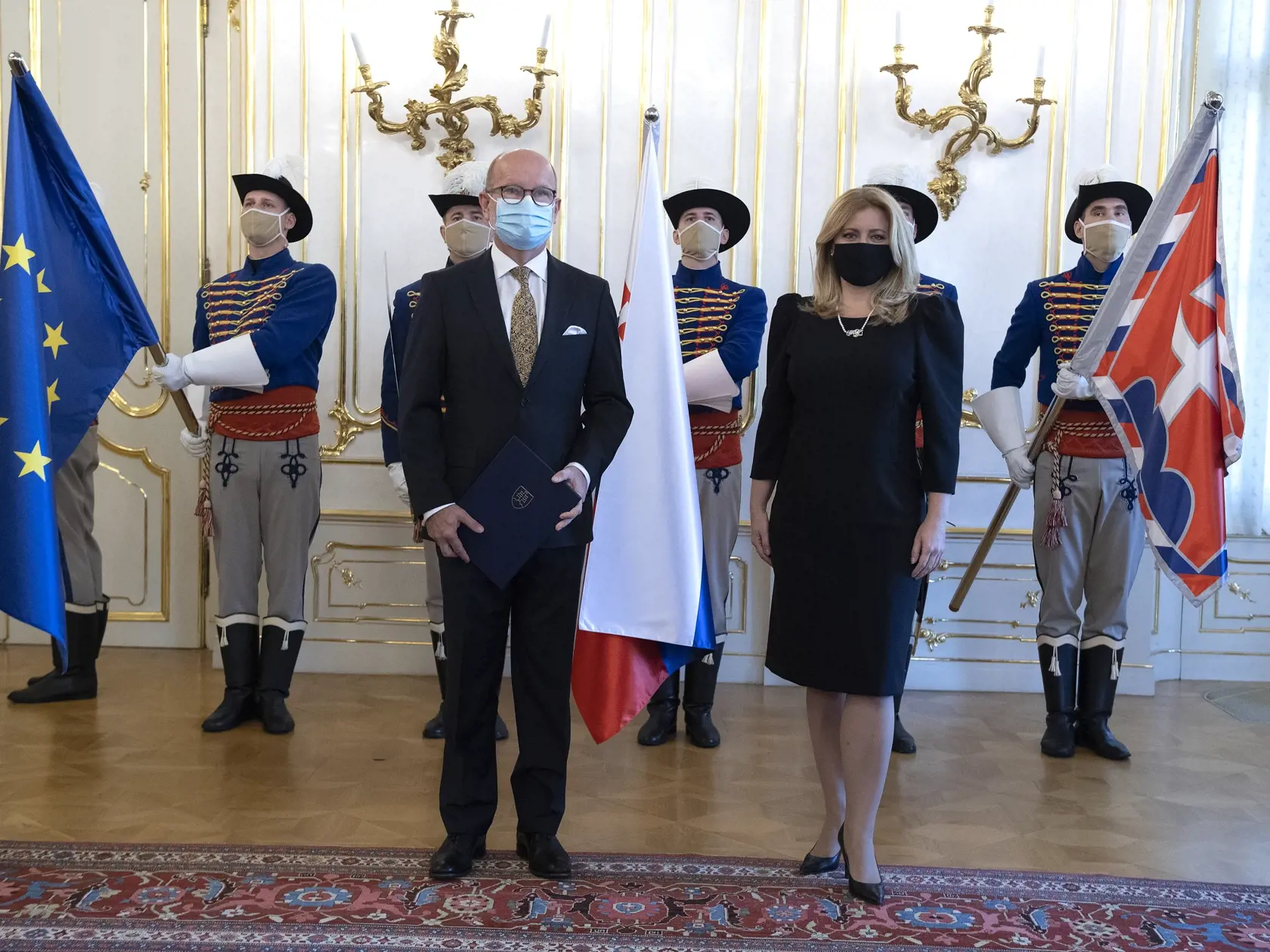 Prezidentka SR Zuzana Čaputová v utorok odovzdala poverovacie listiny trom novým veľvyslancom Slovenskej republiky. Na snímke vľavo mimoriadny a splnomocnený veľvyslanec SR v Českej republike Rastislav Káčer a vpravo prezidentka SR Zuzana Čaputová počas odovzdania poverovacích listín novému veľvyslancovi  v Prezidentskom paláci v Bratislave v utorok 20. októbra 2020. FOTO TASR - Pavel Neubauer



 

         