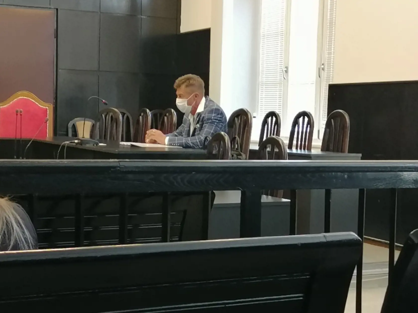 Ondrej Janíček na Okresnom súde Bratislava I počas prejednávania jeho obžaloby. Sťažovala sa na neho Jankovská, lebo ju vraj ohováral.