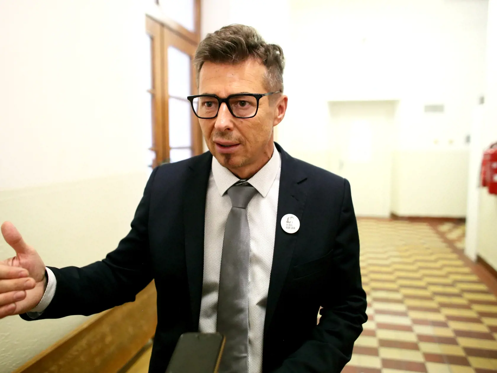 Na snímke zábery zo súdu v kauze ohováranie štátnej tajomníčky Moniky Jankovskej. Na fotke žalovaný Ondrej Janíček.
