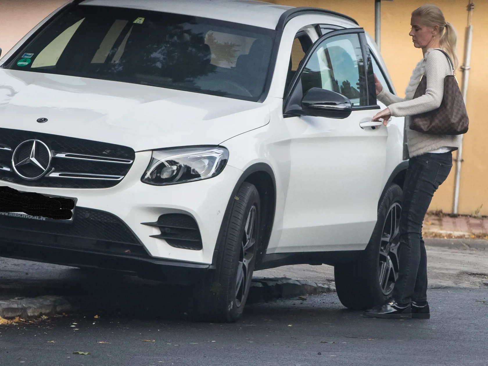 Bývala štátna tajomníčka sa počas pôsobenia vo funkcii rozvážala na autách luxusných značiek. Jej plat jej takýto komfort nedovoľoval.