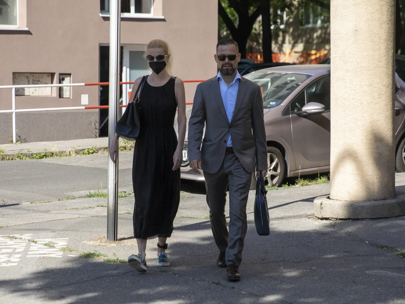 Právnik Peter Erdos a Monika Jankovská pri príchode na policajné prezídium.