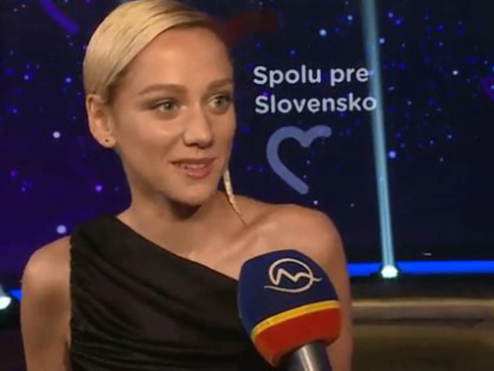 Jún 2020: Speváčka Emma Drobná zvolila krátky účes.