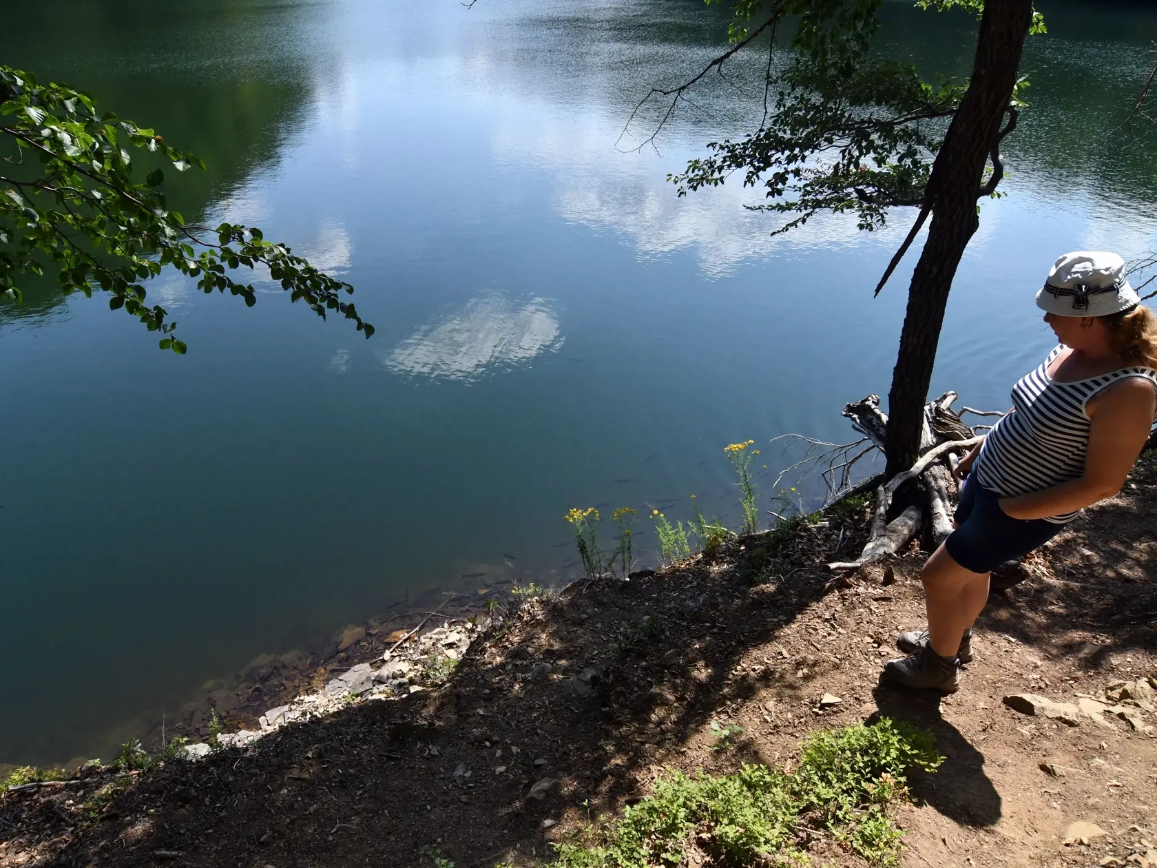 Morské oko leží pod Sninským kameňom v katastrálnom území obcí Remetské Hámre a Vyšná Rybnica, v nadmorskej výške 618 m n. m. Jazero je dlhé najviac 750 metrov a široké 312 metrov, jeho hĺbka dosahuje až až 25,1 m.