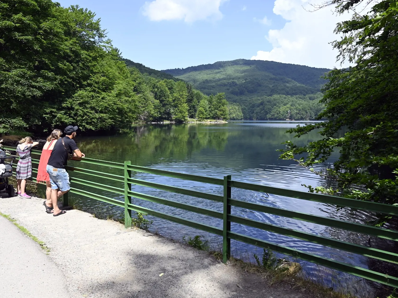 Morské oko sa nachádza vo Vihorlatských vrchoch a je najväčším jazerom tohto pohoria.
