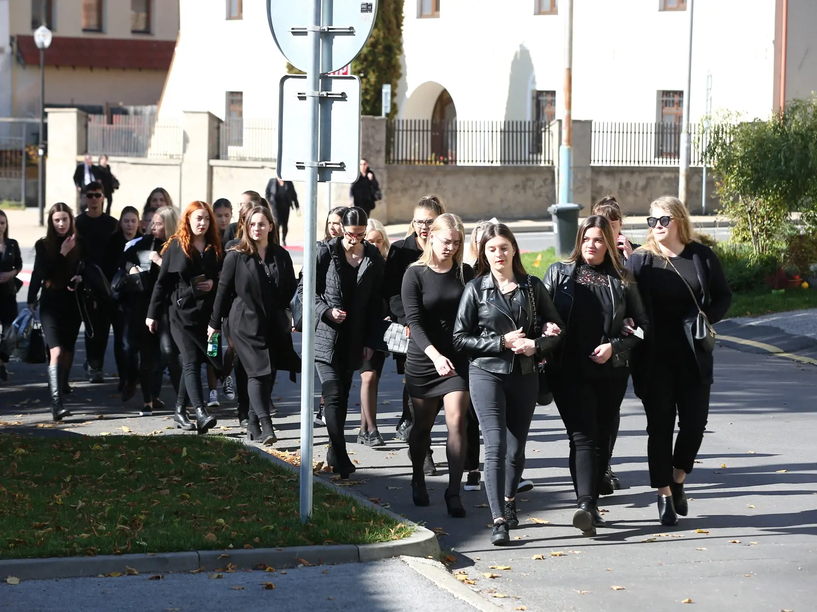 Poprad sa zahalil do smútku. Rodina a najbližší sa prišli naposledy rozlúčiť s milovanou Broňkou, ktorá tragicky zahynula vinou opitého vodiča. Zábery, z ktorých trhá srdce.