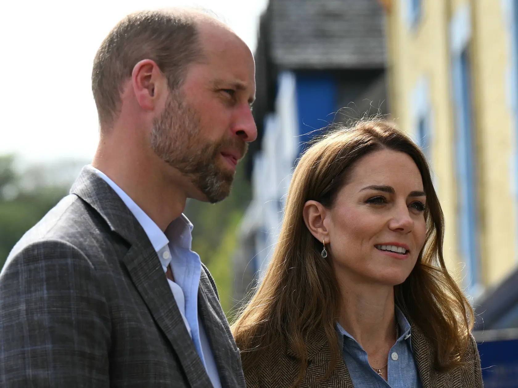 Meghan Markle a Kate Middleton sa pred kráľovskou svadbou Meghan a princa Harryho v roku 2018 pohádali kvôli šatám pre družičky. Meghan popiera, že by sa správala nevhodne a tvrdí, že ona je tá, ktorej ublížili.