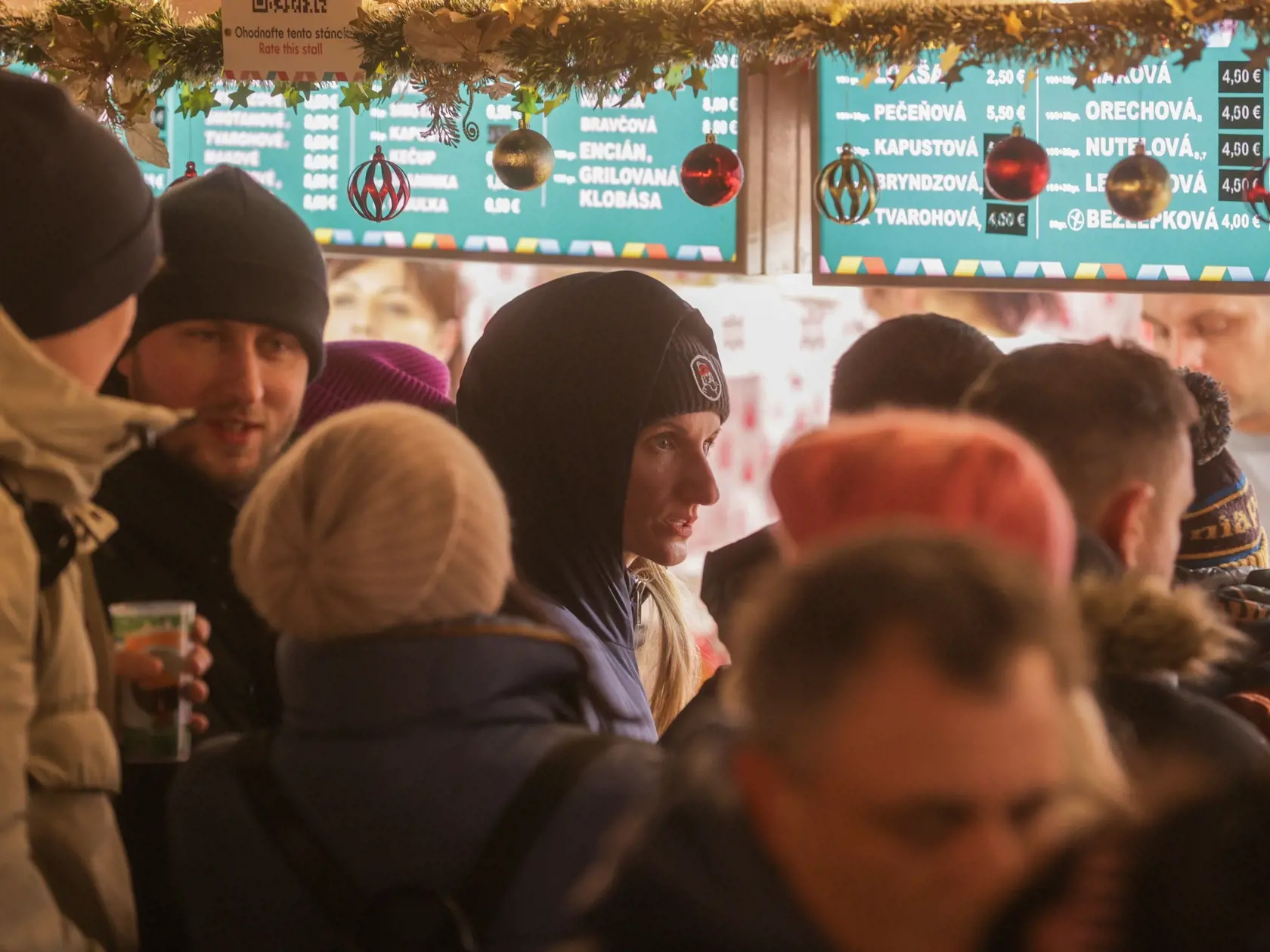 Na snímke Adela a Viktor Vinczeovci so synom na vianočných trhoch