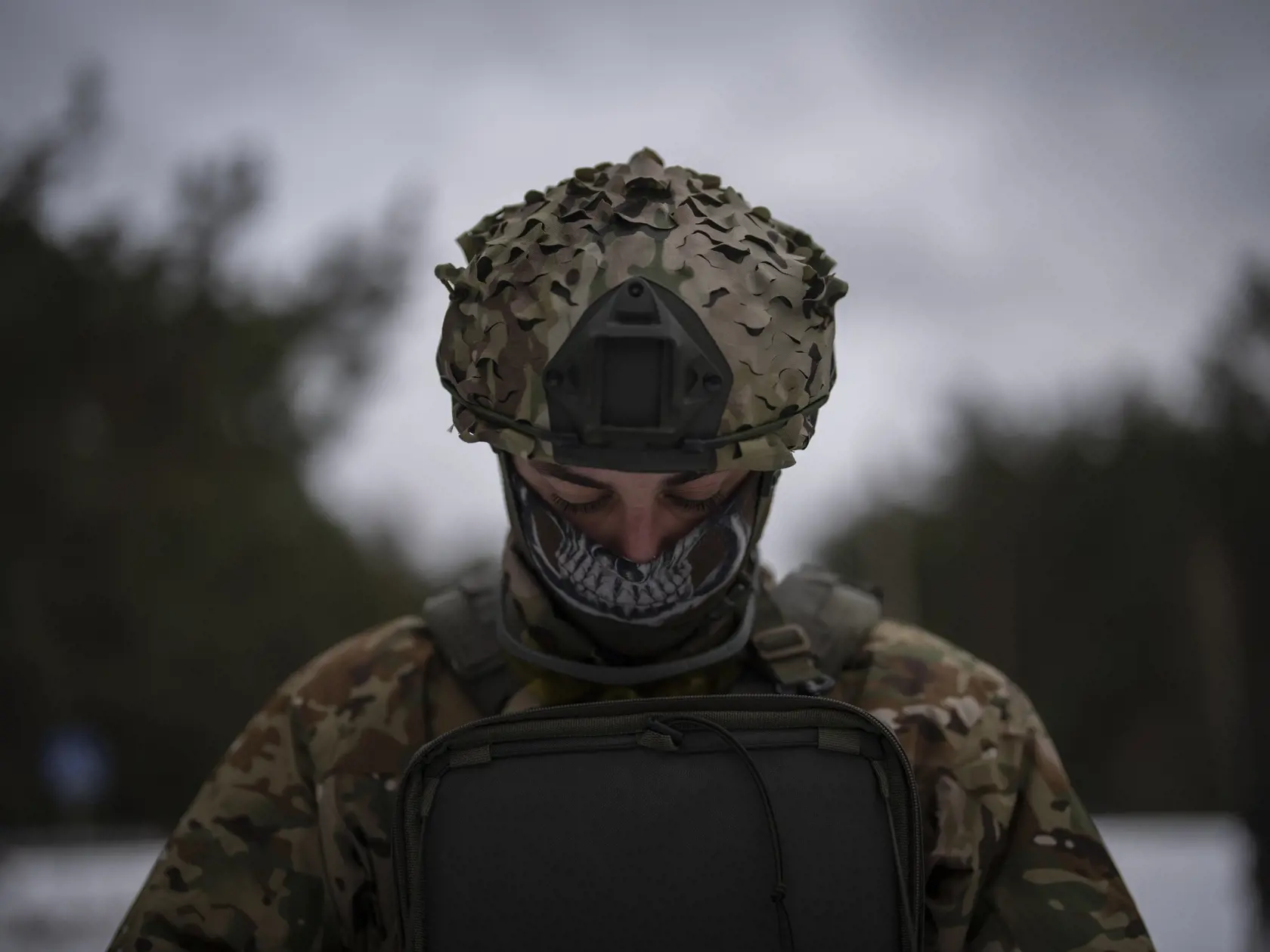 Ukrajinský vojak kontroluje drone neďaleko hraníc s Bieloruskom v stredu 1. februára 2023. Prieskumné drony lietajú niekoľkokrát denne z ukrajinských pozícií do Bieloruska, blízkeho ruského spojenca. Ukrajinské jednotky monitorujú 1000-kilometrovú hranicu močiarov a lesov kvôli možnej prekvapivej ofenzíve zo severu a zopakovania ruského útoku na Kyjev zo začiatku vojny takmer spred roka. Ruská invázia na Ukrajinu sa začala 24. februára 2022.