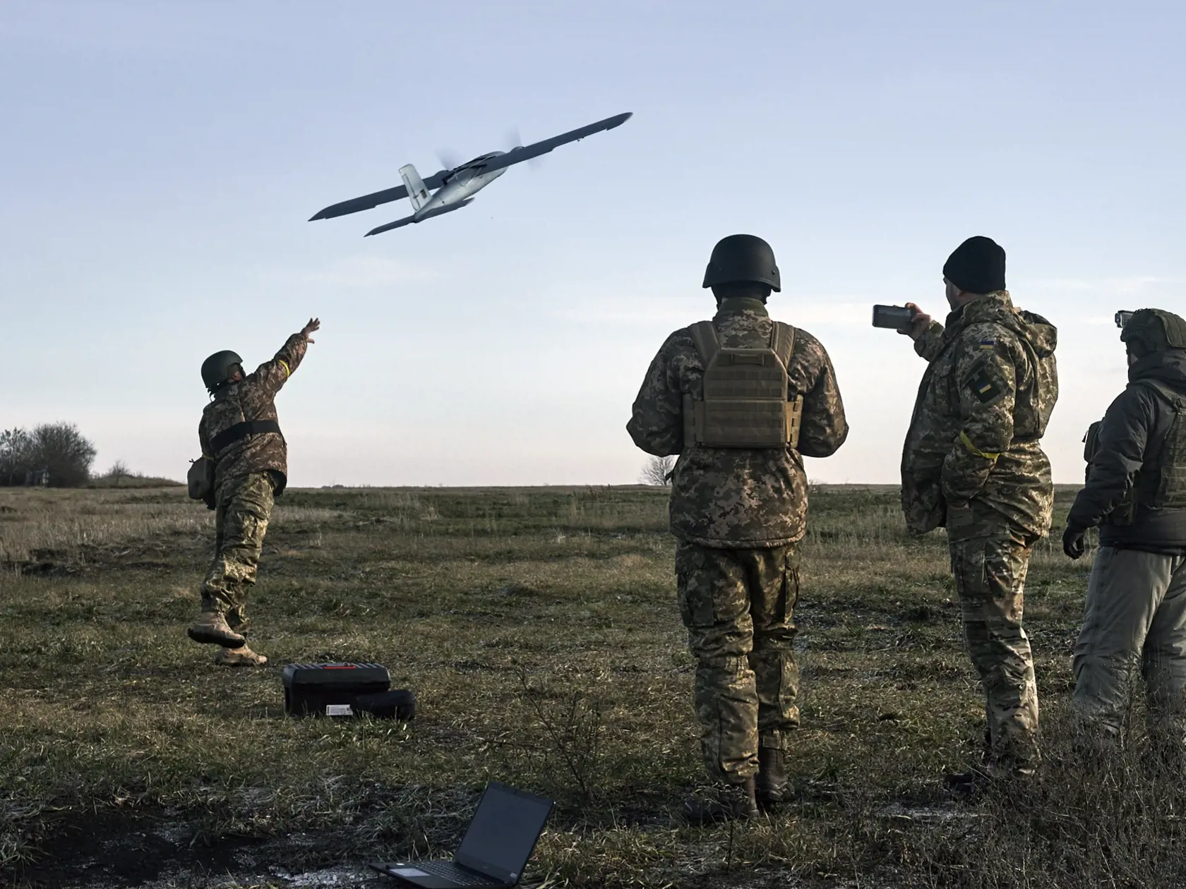 Na archívnej snímke z 15. decembra 2022 ukrajinskí vojaci spúšťajú dron na ruské ppozície pri meste Bachmut v Doneckej oblasti na východe Ukrajiny. Ukrajinská armáda minie v roku 2023 takmer 550 miliónov dolárov na drony. Na ich dodanie už uzatvorila 16 zmlúv s ukrajinskými výrobcami. Oznámil to v pondelok 30. januára 2023 ukrajinský minister obrany Olexij Reznikov.