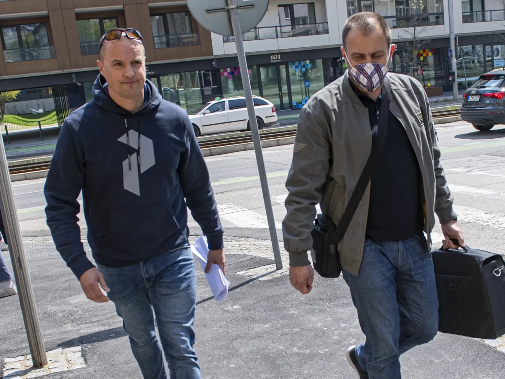 Na sníme advokát David Lindtner (vľavo) a Svetozár Chabada mladší odchádzajú po zadržaní exministra vnútra Roberta Kaliňáka z Prezídia Policajného zboru SR v Bratislave v stredu 20. apríla  2022. Národná kriminálna agentúra (NAKA) obvinila expremiéra a šéfa Smeru-SD Roberta Fica i exministra vnútra Roberta Kaliňáka. TASR to potvrdil hovorca Prezídia Policajného zboru Michal Slivka. Polícia potvrdila aj obvinenie advokáta Mareka Paru.