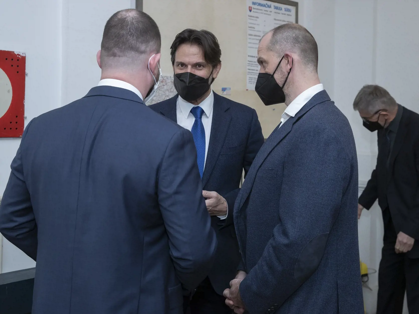 Otvorenie hlavného pojednávania v kauze Dobytkár na Špecializovanom trestnom súde v Banskej Bystrici. Na snímke zľava je Marek Para, Robert Kaliňák a Norbert Bödör.