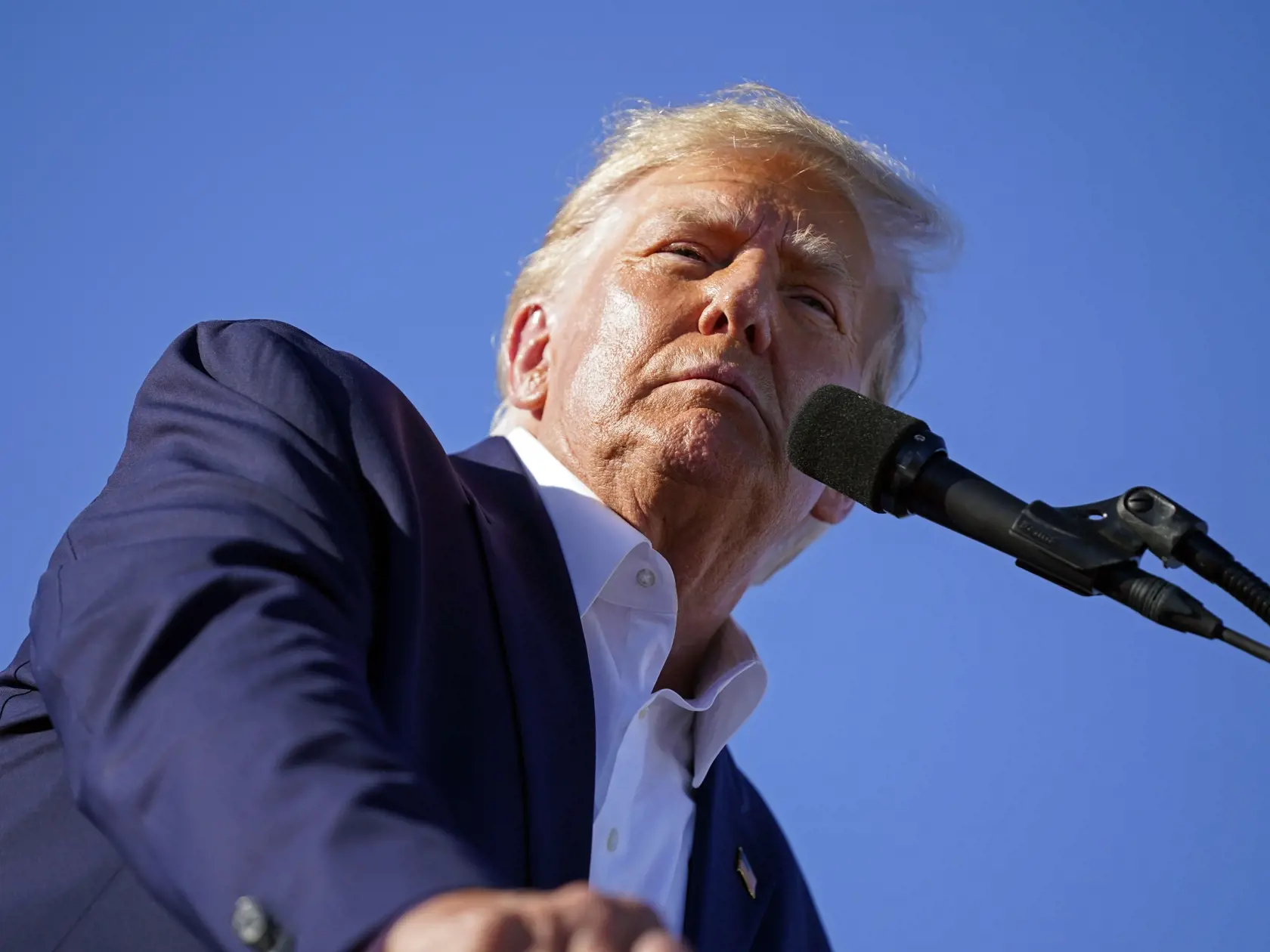 Na snímke bývalý americký prezident Donald Trump hovorí na predvolebnom mítingu 25. marca 2023 vo Wacu.